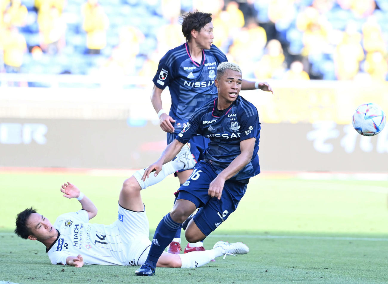 横浜対柏　後半、横浜藤田（手前）はルーズボールを追いかける（撮影・山崎安昭）