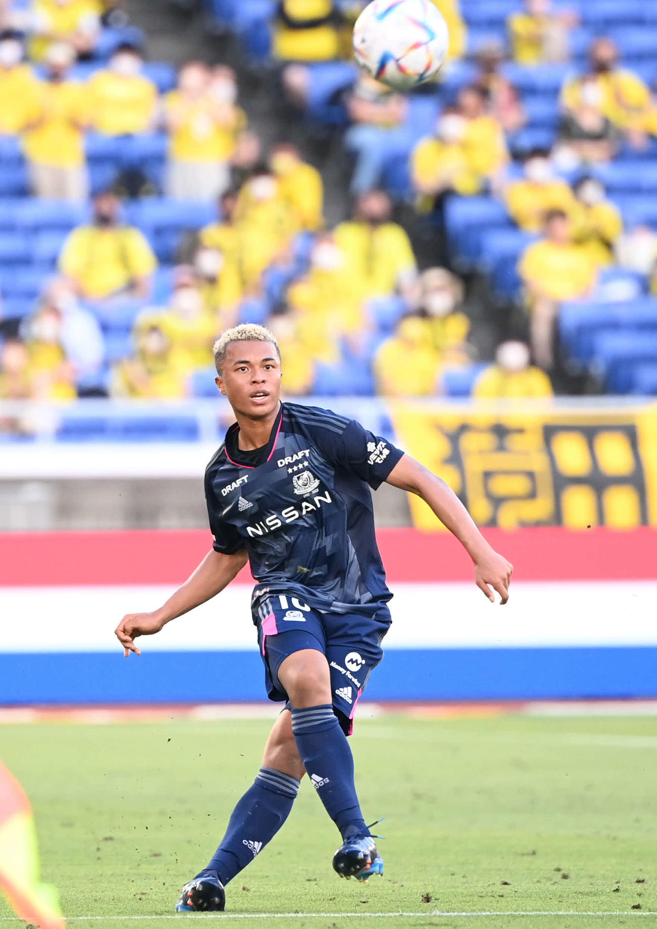 横浜対柏　後半、前方へパスを出す横浜藤田（撮影・山崎安昭）