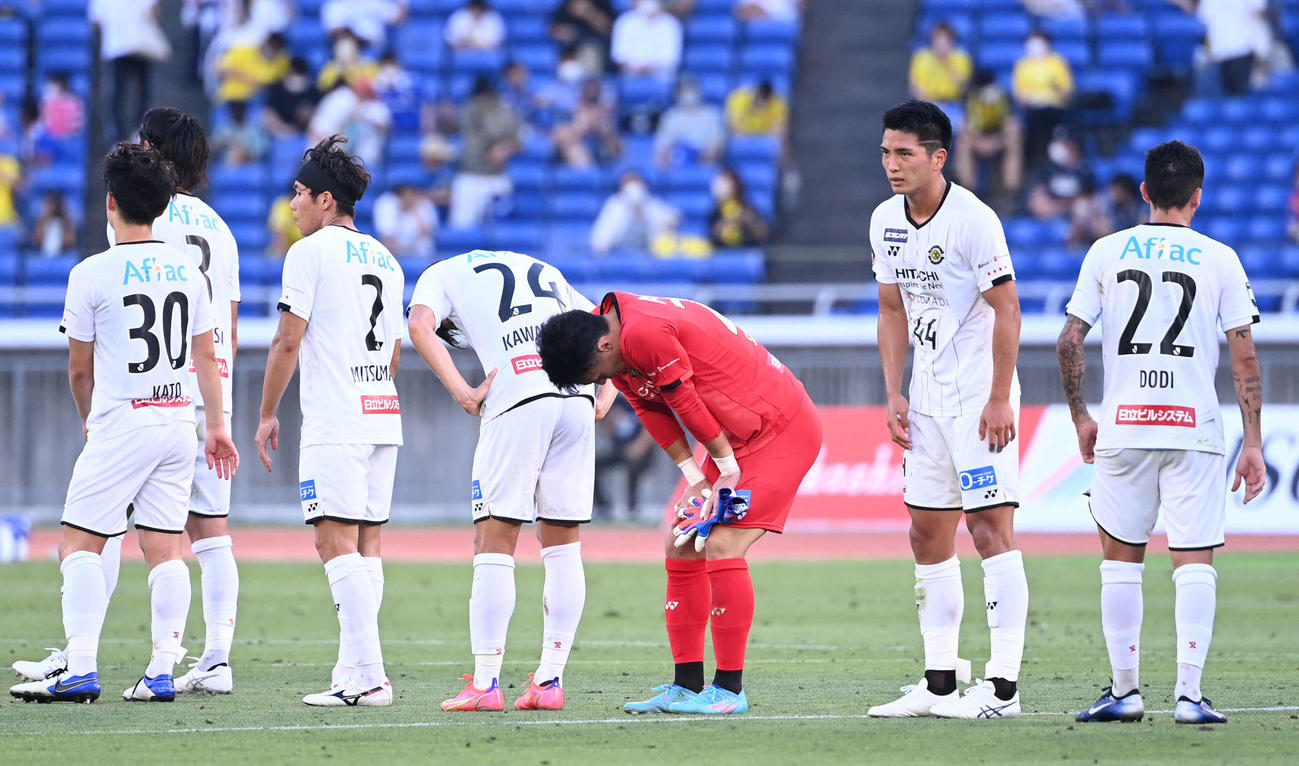 横浜対柏　完敗して肩を落とす柏の選手たち（撮影・山崎安昭）