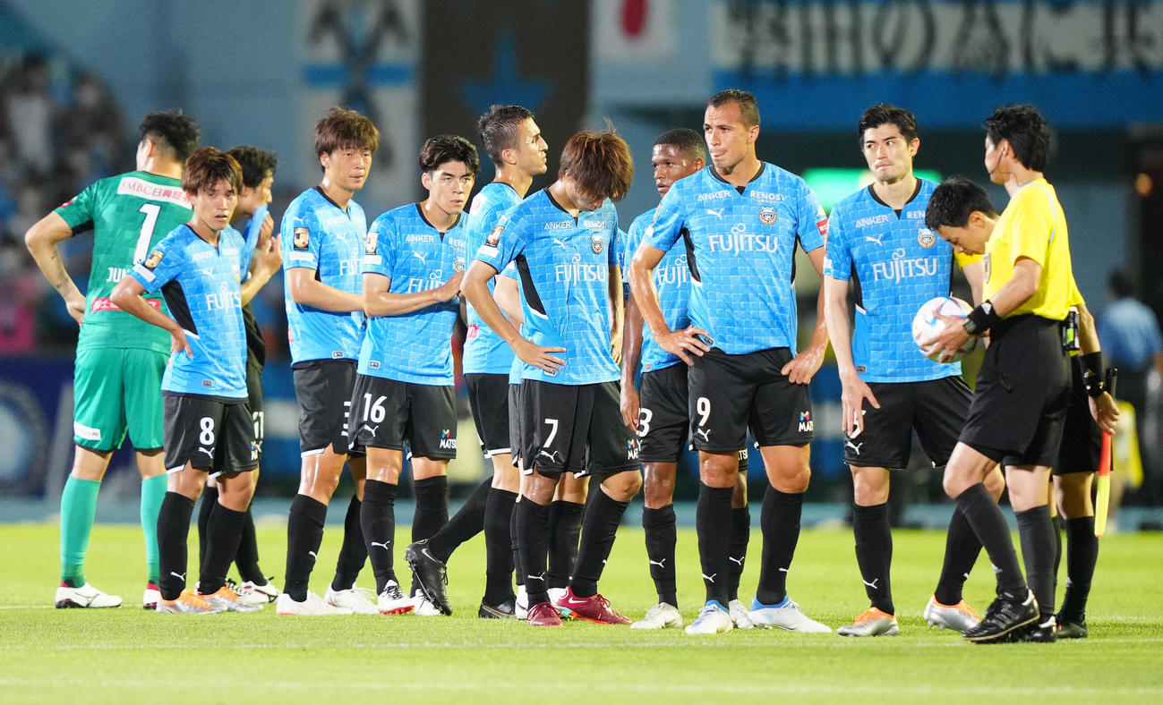 川崎F対磐田　試合後、厳しい表情で整列する川崎Fの選手たち（撮影・江口和貴）