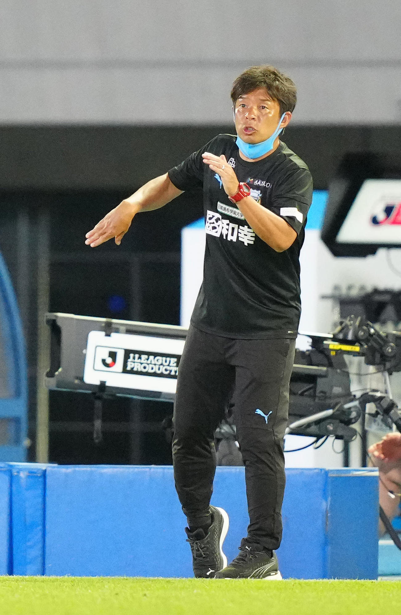 川崎F対磐田　後半、指示を出す川崎F鬼木監督（撮影・江口和貴）