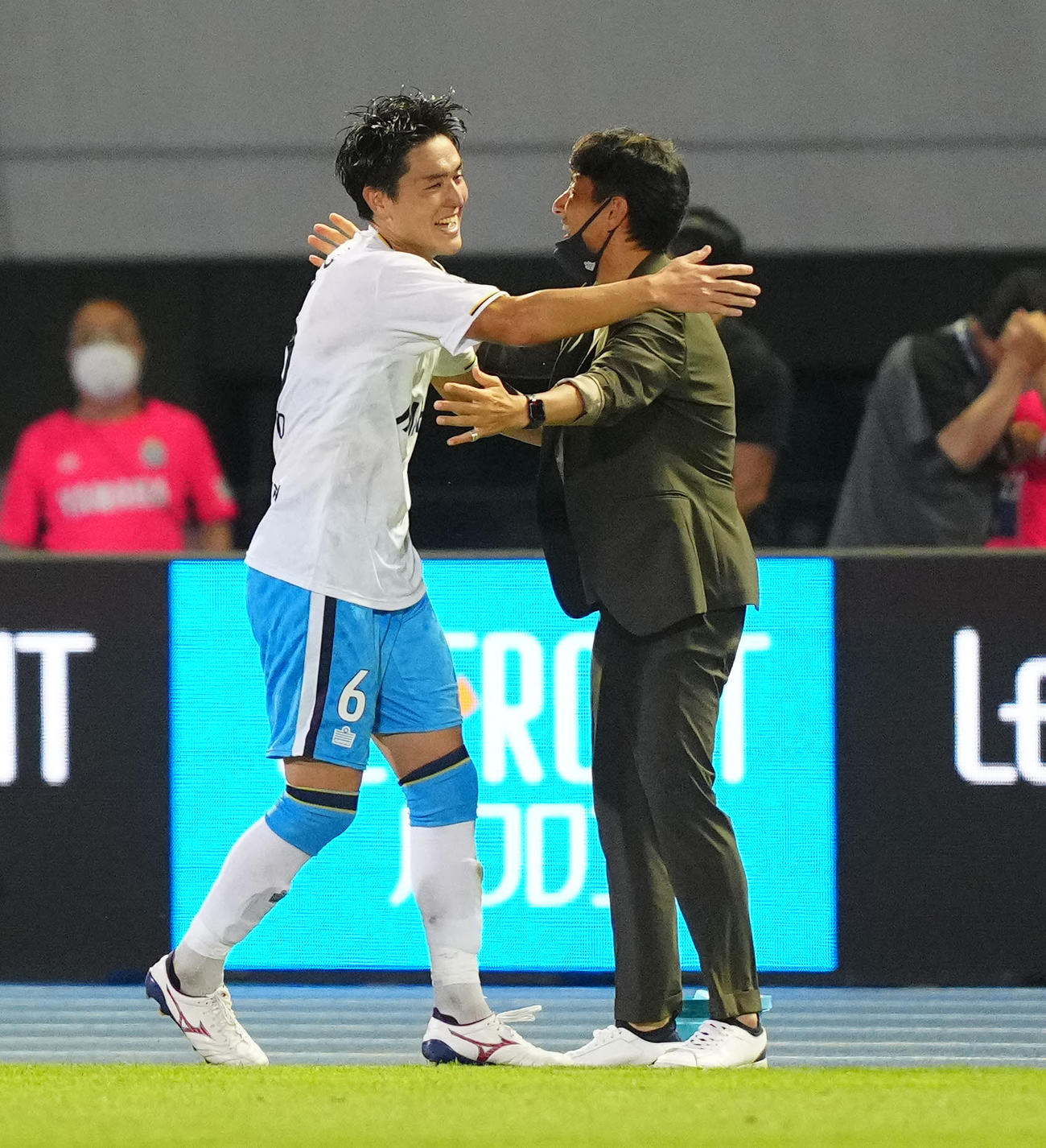 川崎F対磐田　後半、同点ゴールを決め磐田伊藤監督（右）と抱き合う伊藤（撮影・江口和貴）