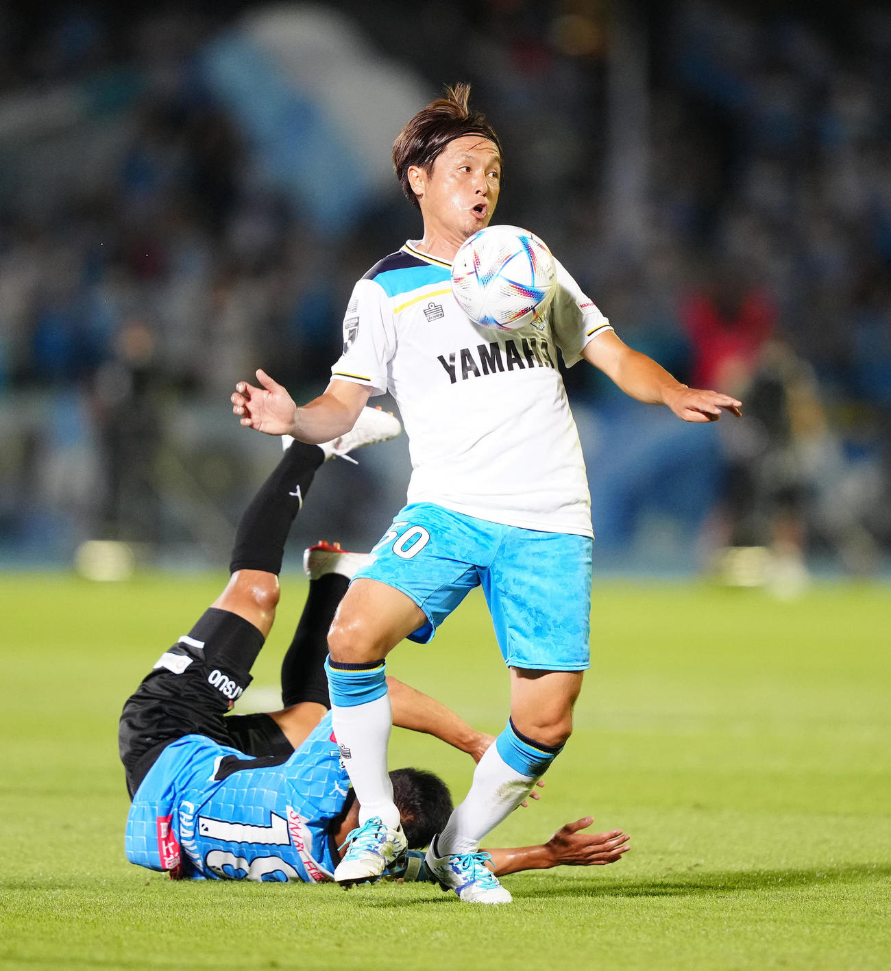 川崎F対磐田　前半、ボールを胸でトラップする磐田遠藤（撮影・江口和貴）