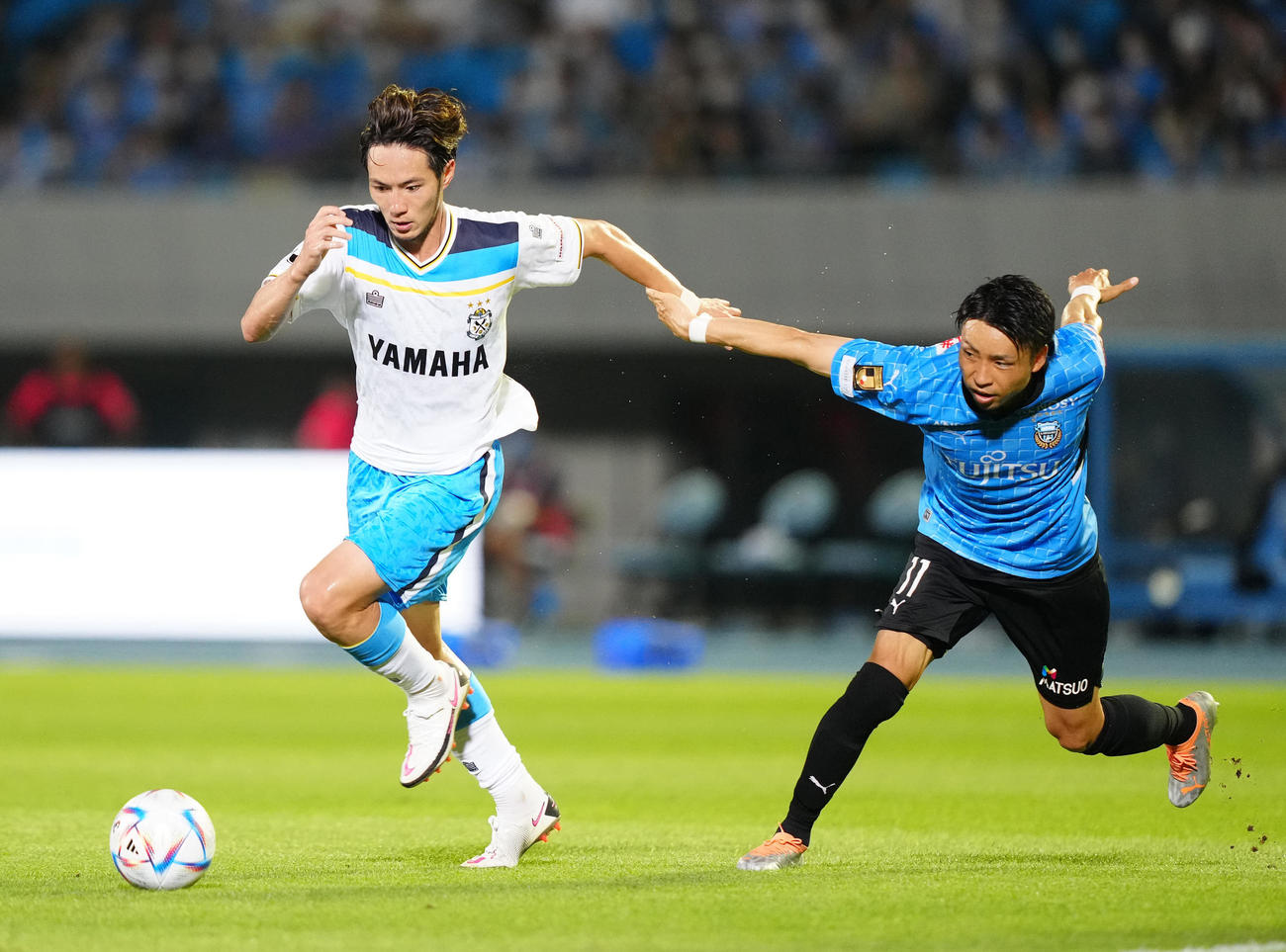 川崎F対磐田　前半、攻め込む磐田杉本（左）。右は川崎F小林（撮影・江口和貴）