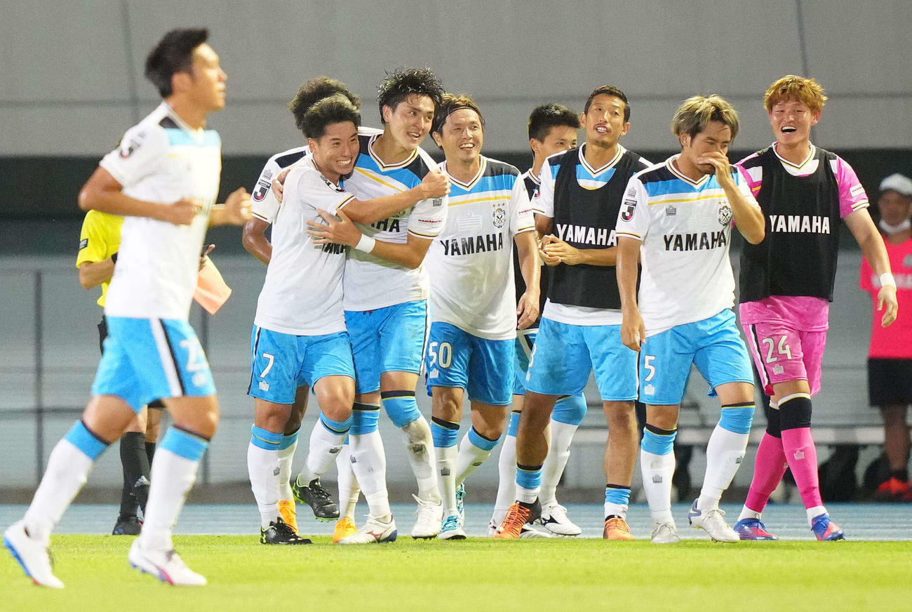 川崎F対磐田　後半、同点ゴールを決め祝福される磐田伊藤（後方左から3人目）（撮影・江口和貴）