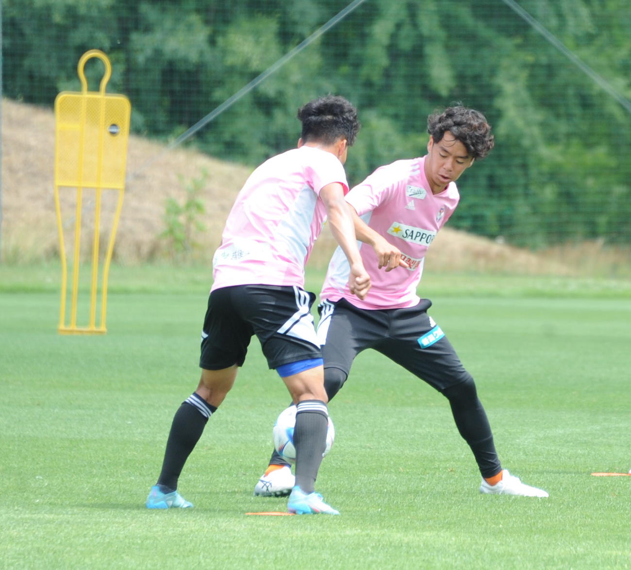 横浜FC戦の前日練習に臨む伊藤（右）