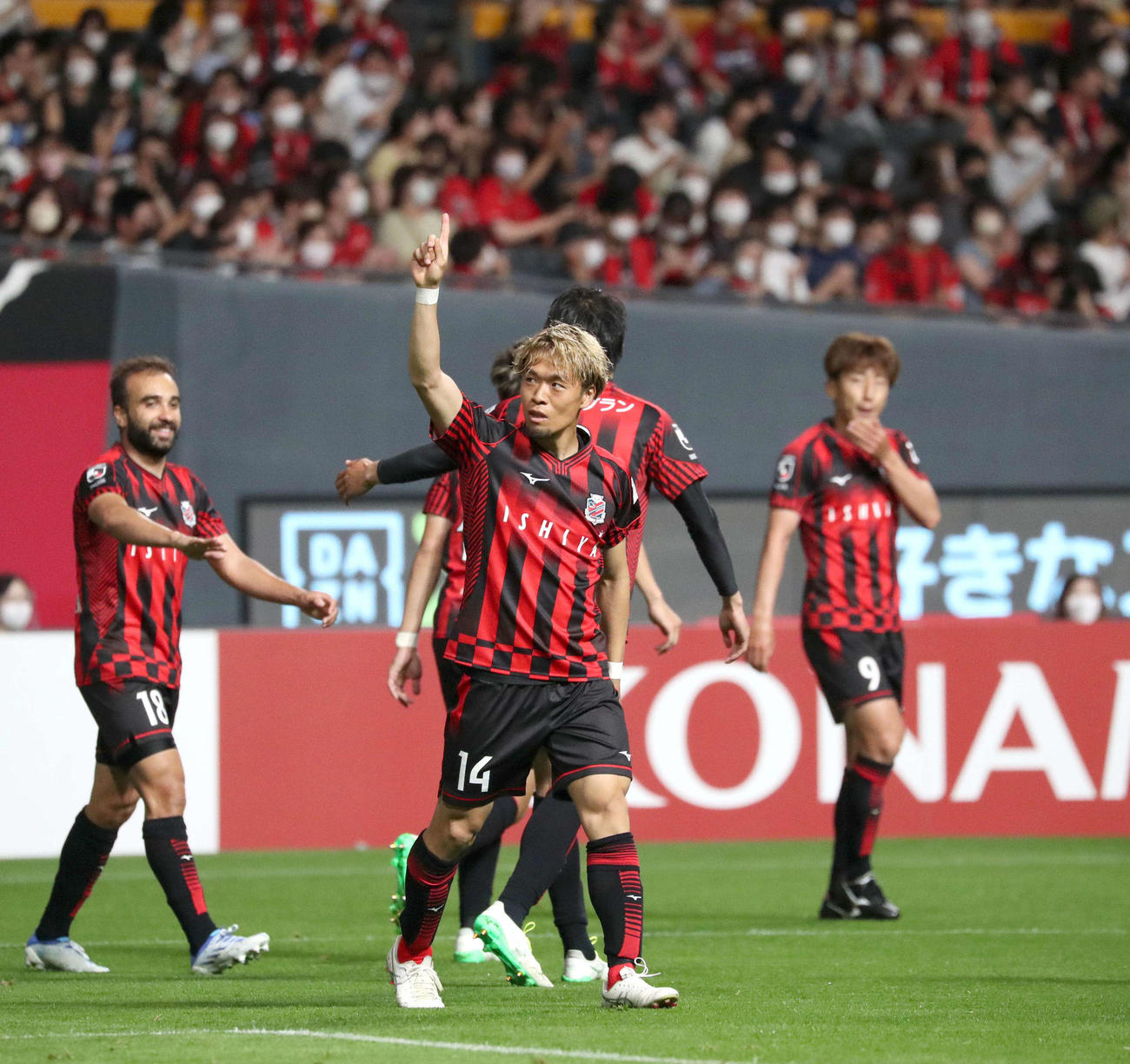 札幌対G大阪　後半、ヘディングシュートを決めポーズをとる札幌駒井（撮影・黒川智章）