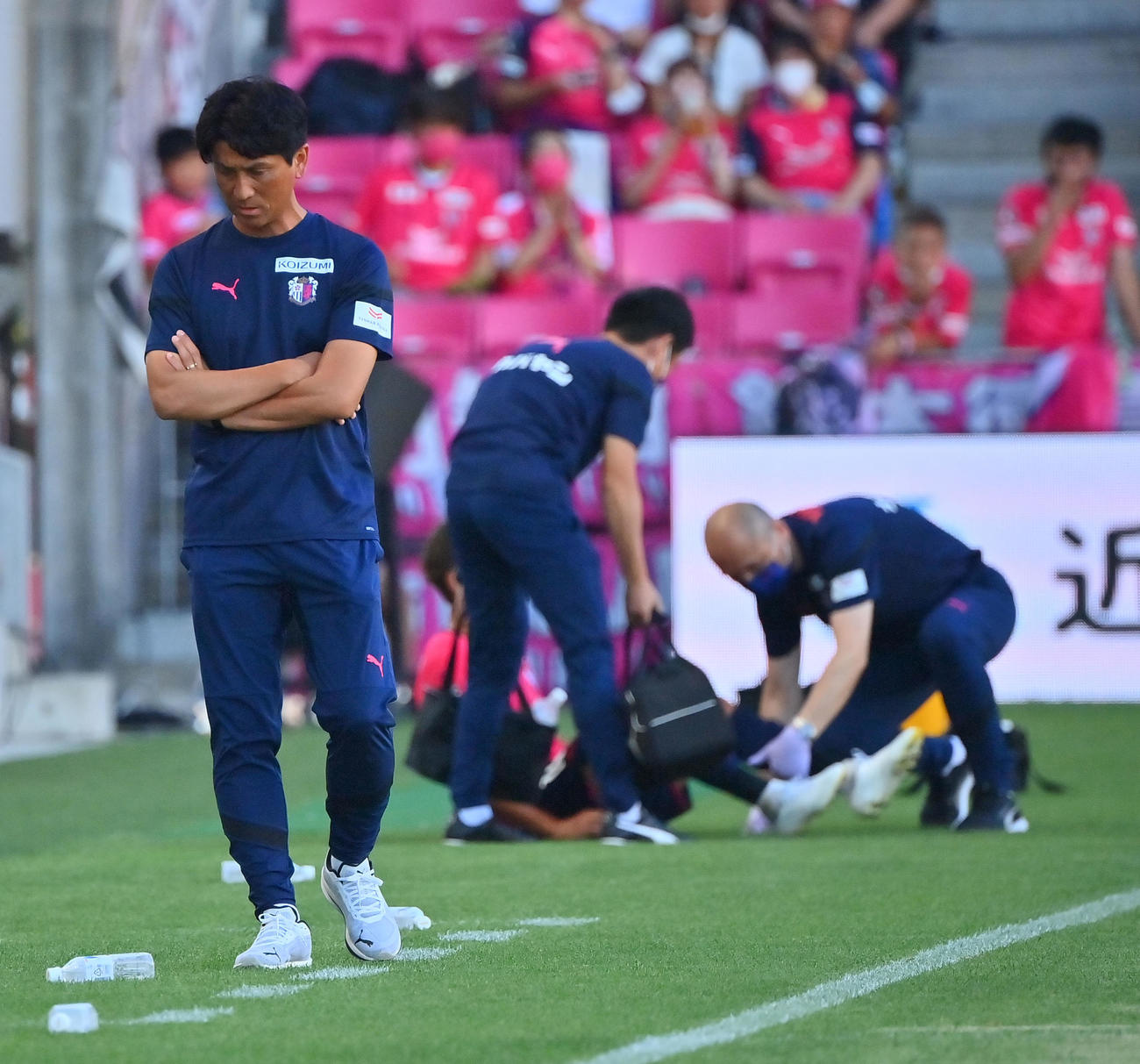 C大阪対清水　前半、負傷退場するC大阪清武と腕を組む小菊監督（撮影・和賀正仁）