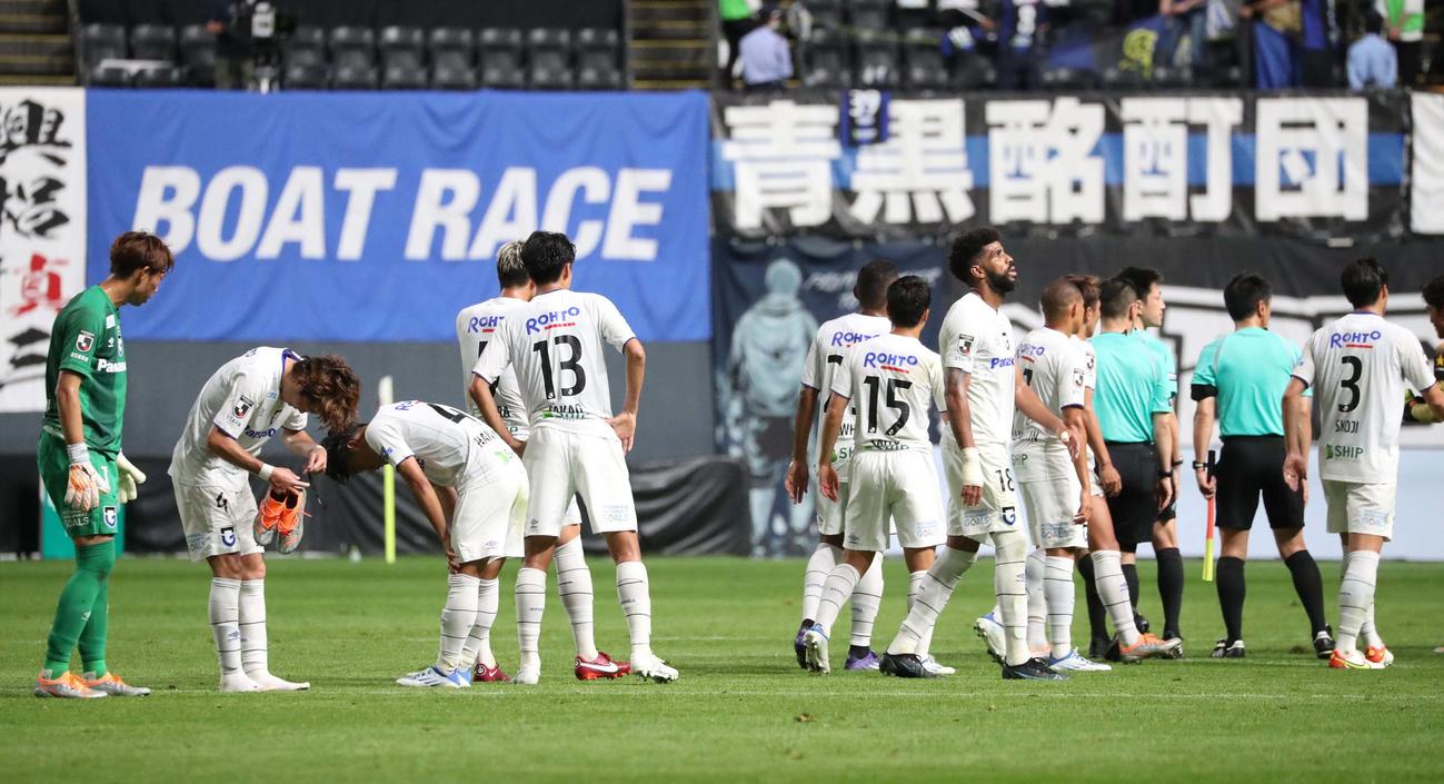 札幌対G大阪　試合後、肩を落とすG大阪の選手たち（撮影・黒川智章）