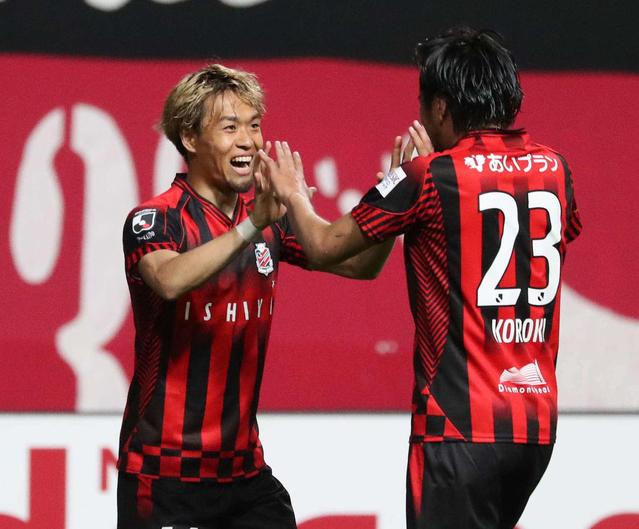 札幌対G大阪　後半、ゴールを決め興梠（右）とタッチする札幌駒井（撮影・黒川智章）