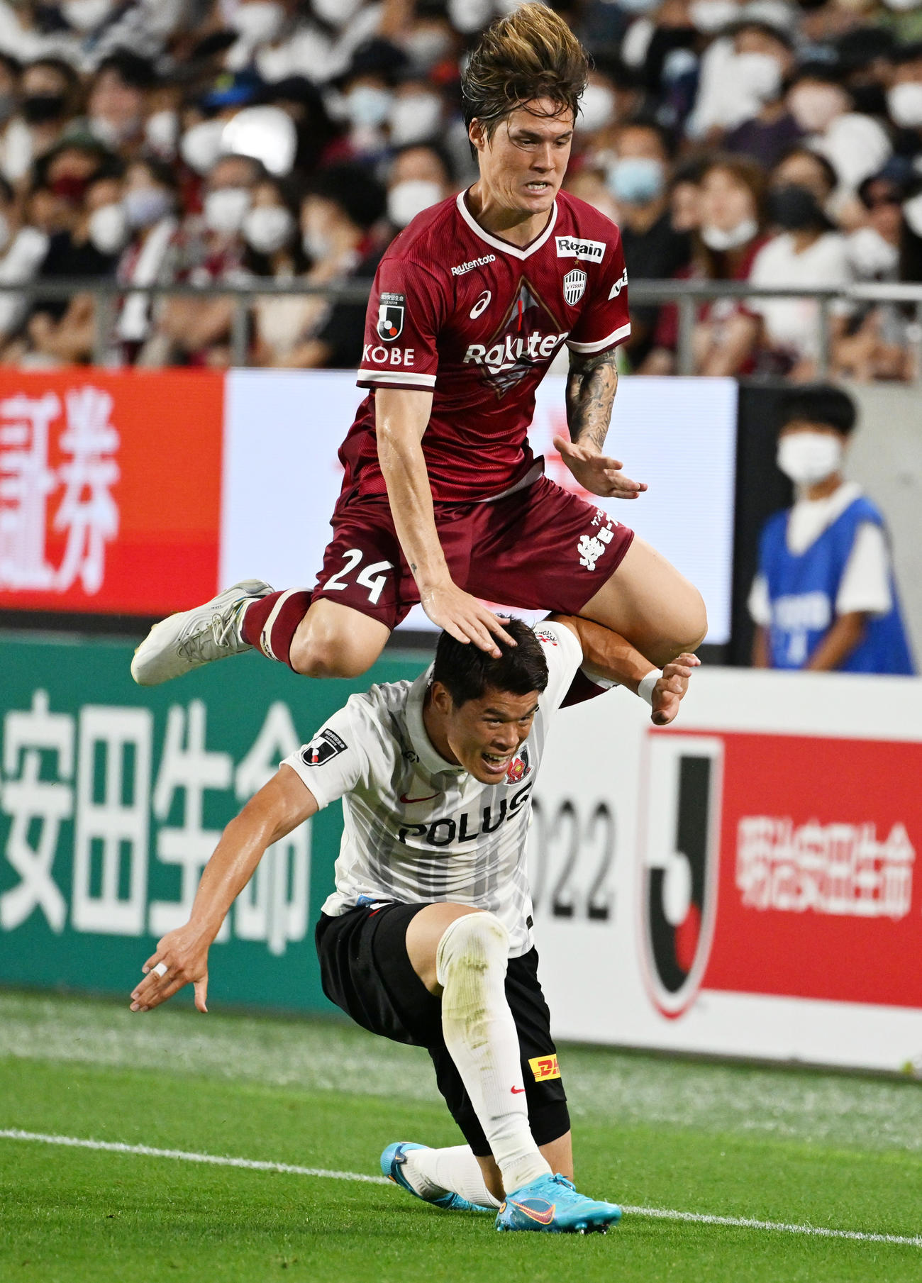 神戸対浦和　後半、競り合いで浦和酒井宏樹（下）を飛び越えようとする神戸酒井高徳（撮影・清水貴仁）