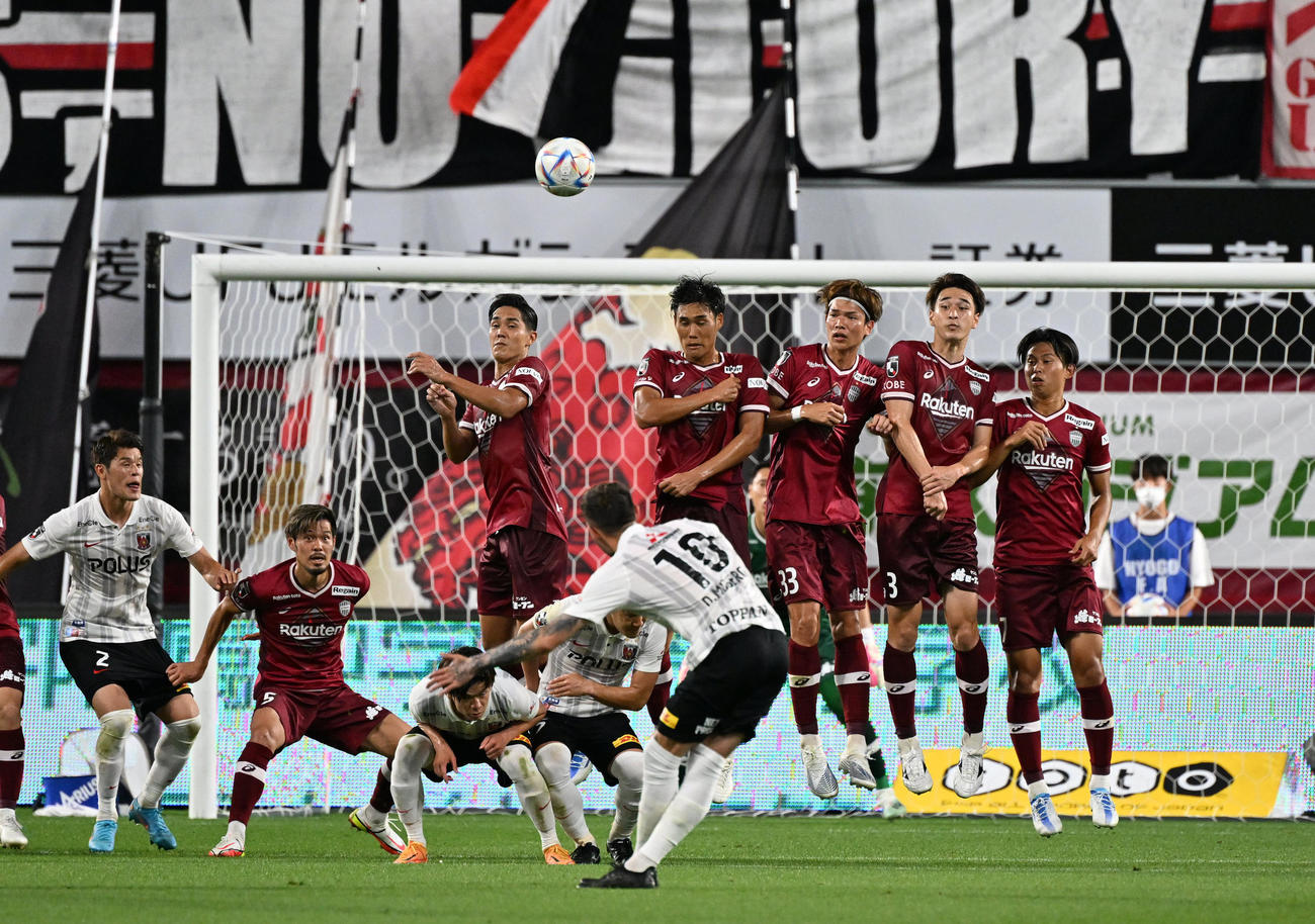 神戸対浦和　後半、試合終了間際に浦和ダビド・モーベルグが直接FKを決め決勝ゴールを奪う（撮影・清水貴仁）