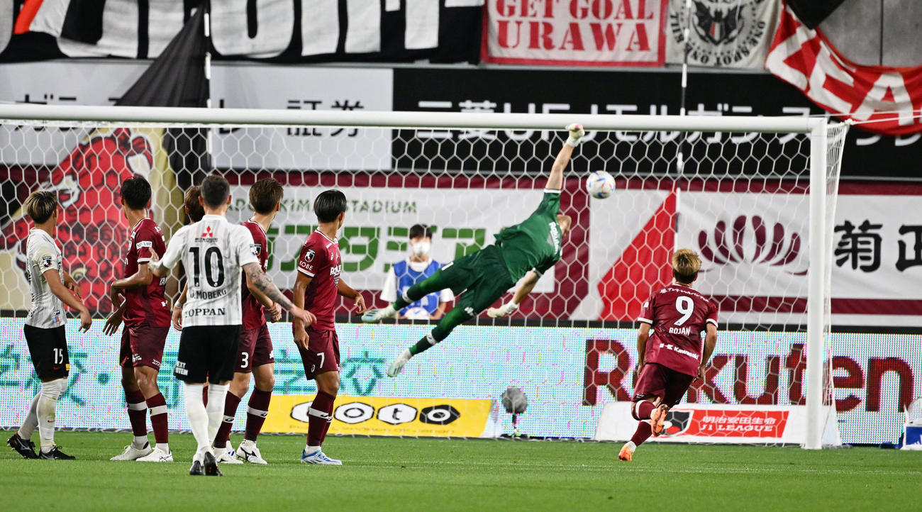 神戸対浦和　後半、試合終了間際に浦和ダビド・モーベルグ（左から3人目）が直接FKを決め決勝ゴールを奪う（撮影・清水貴仁）