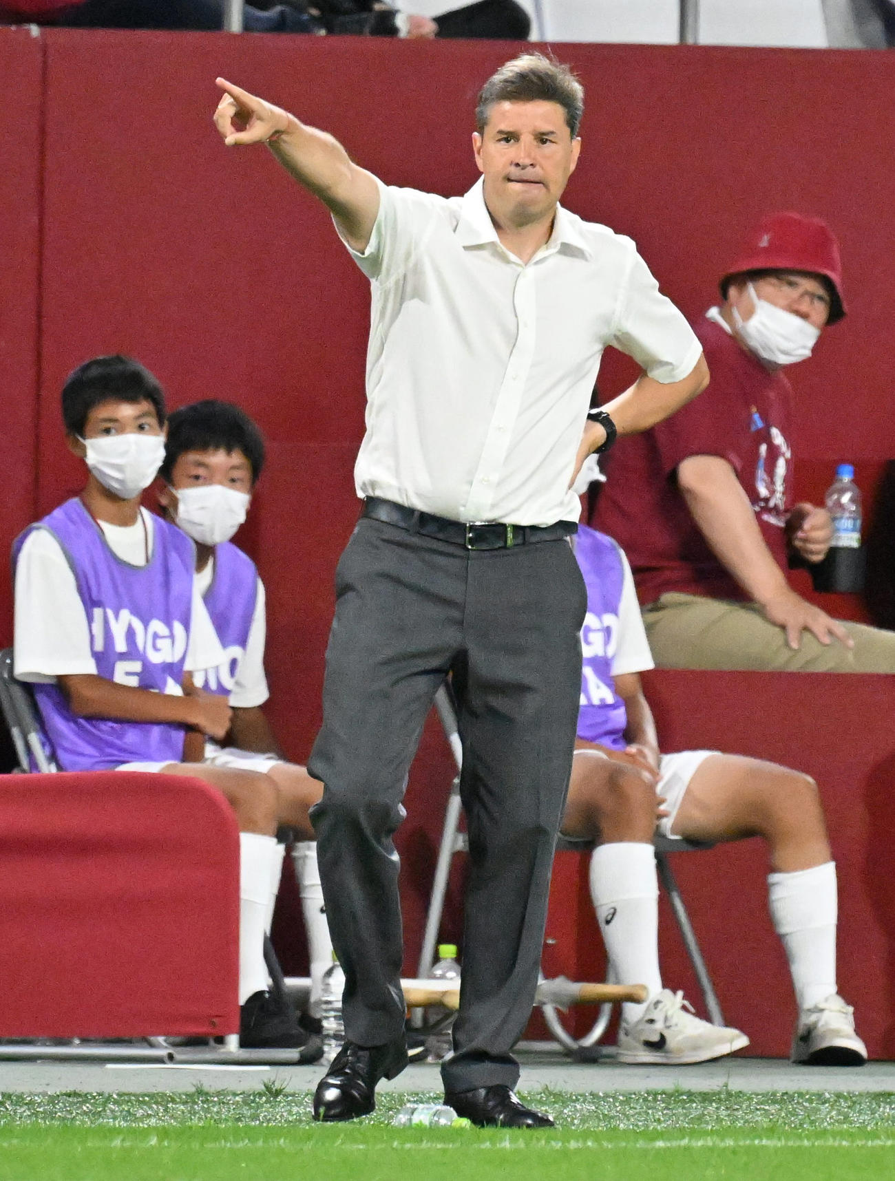 神戸対浦和　後半、指示を出す浦和リカルド・ロドリゲス監督（撮影・清水貴仁）