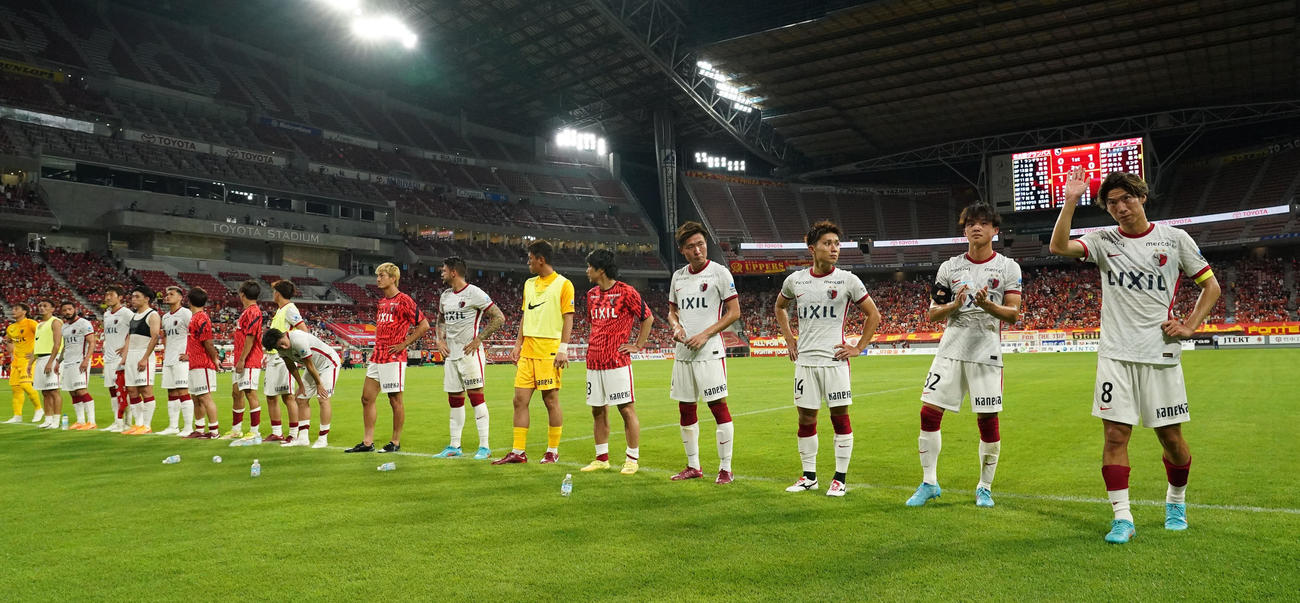 名古屋対鹿島　試合終了、サポーターにあいさつをする鹿島イレブン（撮影・森本幸一）