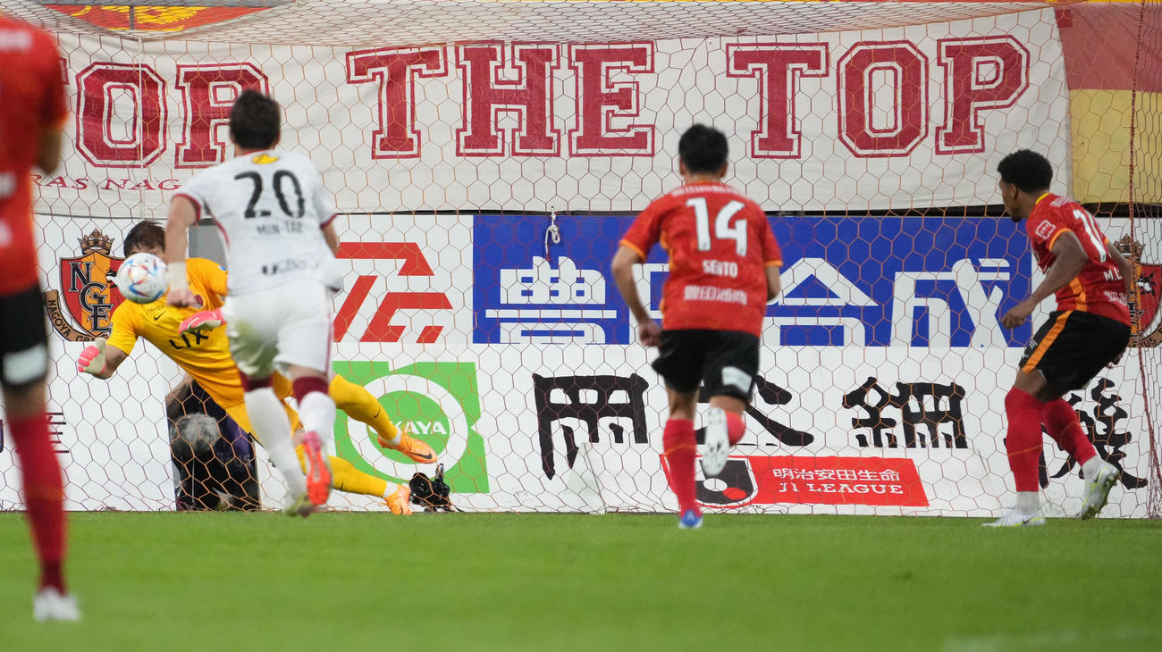 名古屋対鹿島　後半、PKを決める名古屋マテウス・カストロ（右）（撮影・森本幸一）