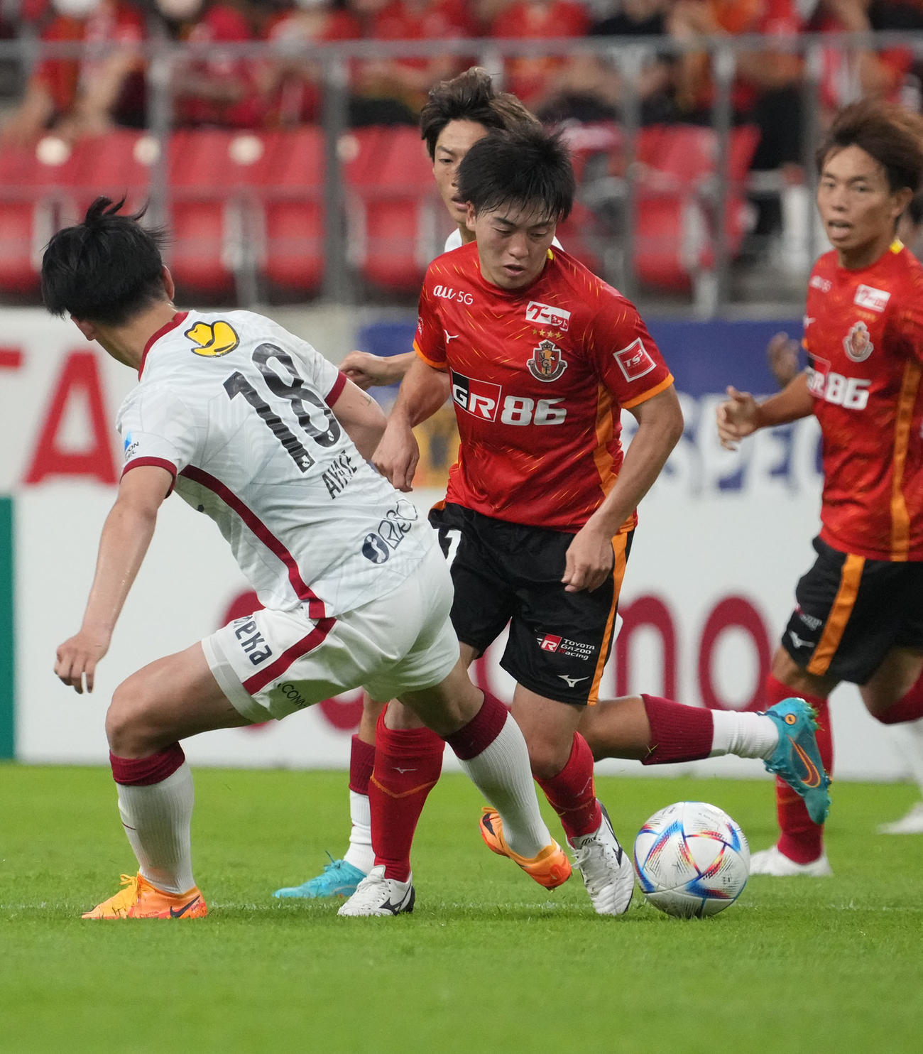 名古屋対鹿島　後半、鹿島上田と競り合う名古屋相馬（中央）（撮影・森本幸一）