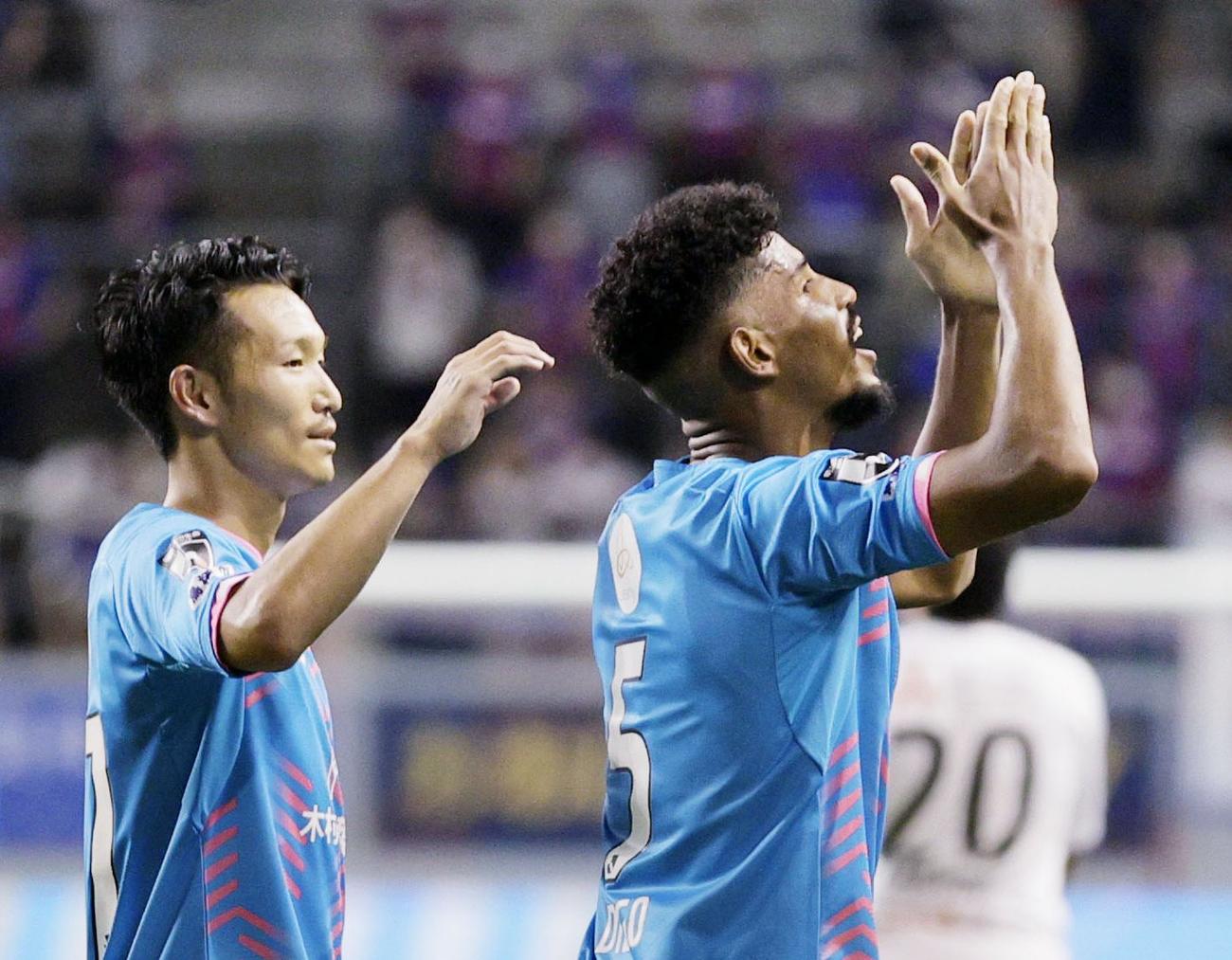 鳥栖―FC東京　後半、チーム2点目のゴールを決め喜ぶ鳥栖ジエゴ（右）（共同）