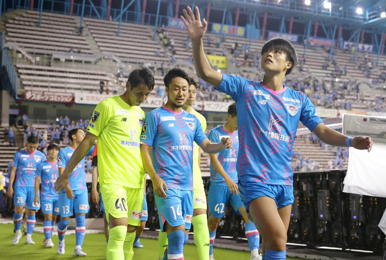 FC東京に勝利し、サポーターの拍手に応える鳥栖イレブン（共同）