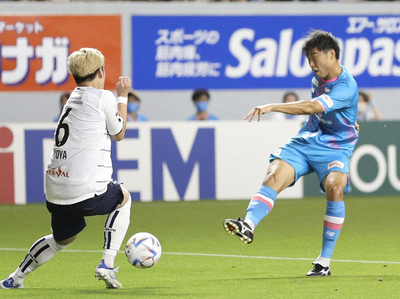鳥栖―FC東京　後半、チーム5点目、自身2点目のゴールを決める鳥栖垣田（右）（共同）