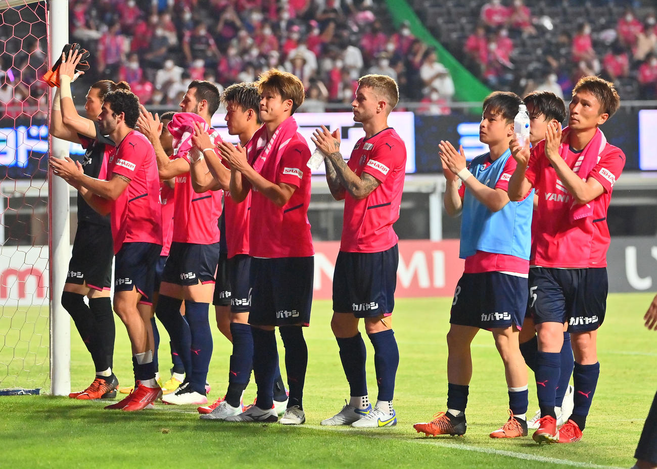 C大阪対清水　サポーターの声援に拍手で応えるC大阪の選手ら（撮影・和賀正仁）