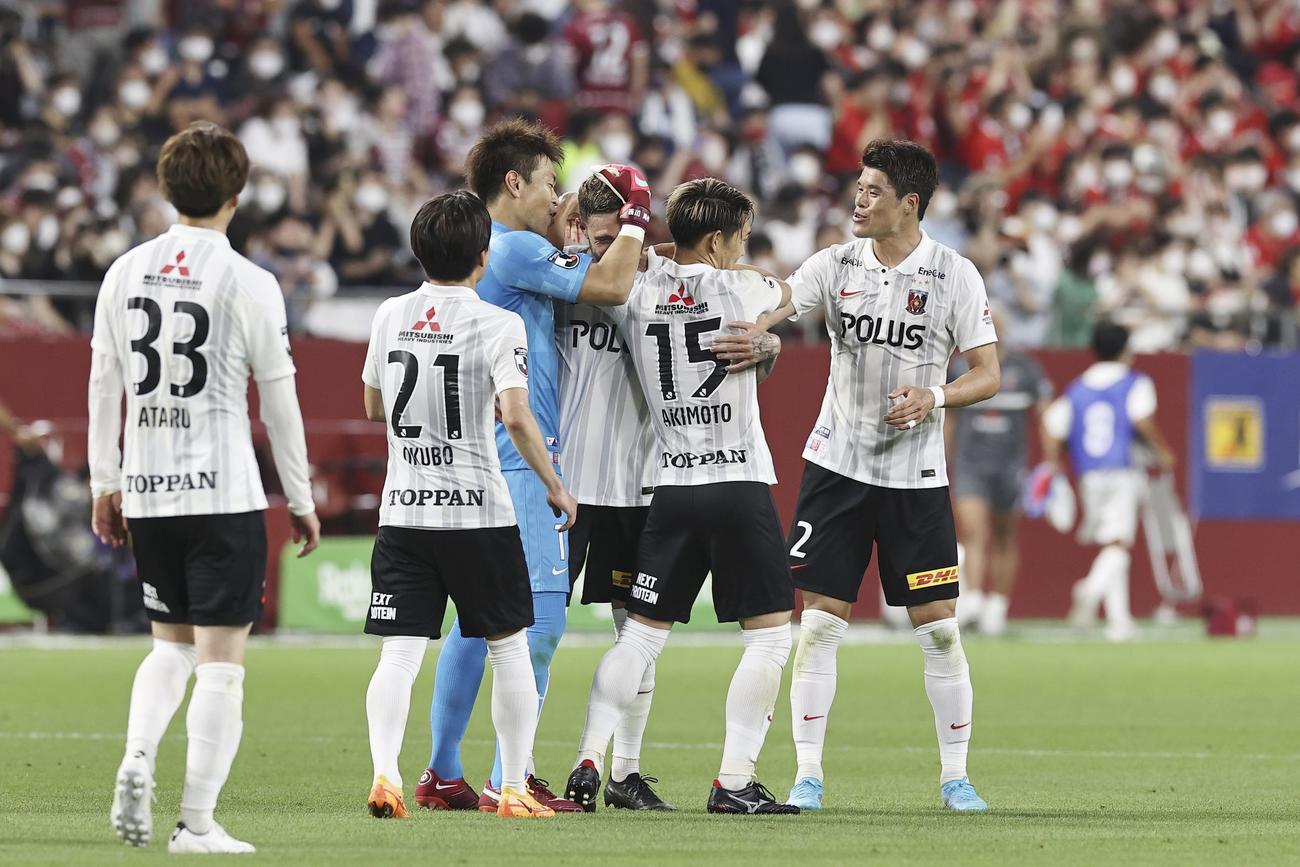 神戸に勝利し喜ぶ浦和イレブン（共同）