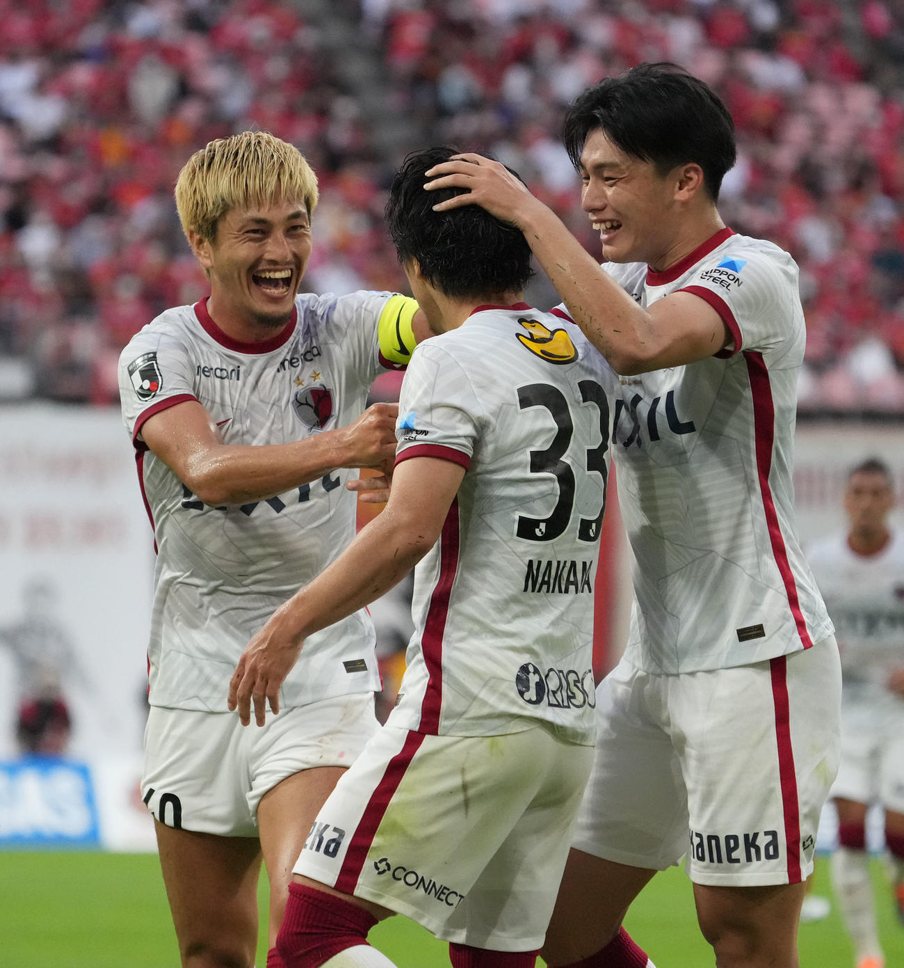 名古屋対鹿島　前半、先制ゴールを決めた鹿島仲間と喜ぶ鈴木（左）と上田（右）（撮影・森本幸一）