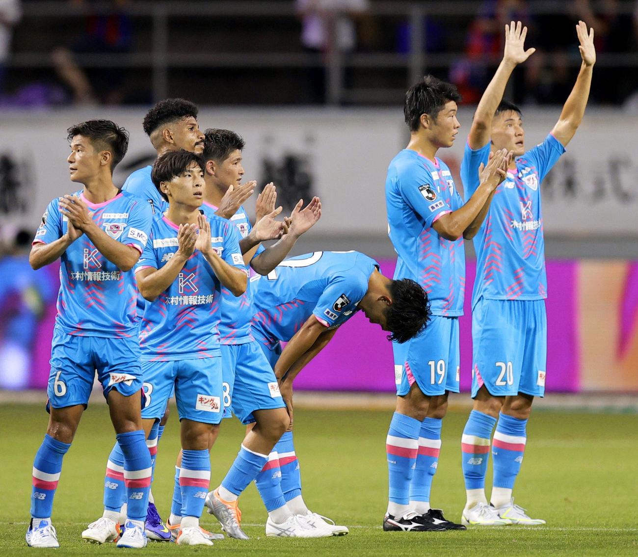 FC東京に快勝し、喜ぶ鳥栖イレブン（共同）