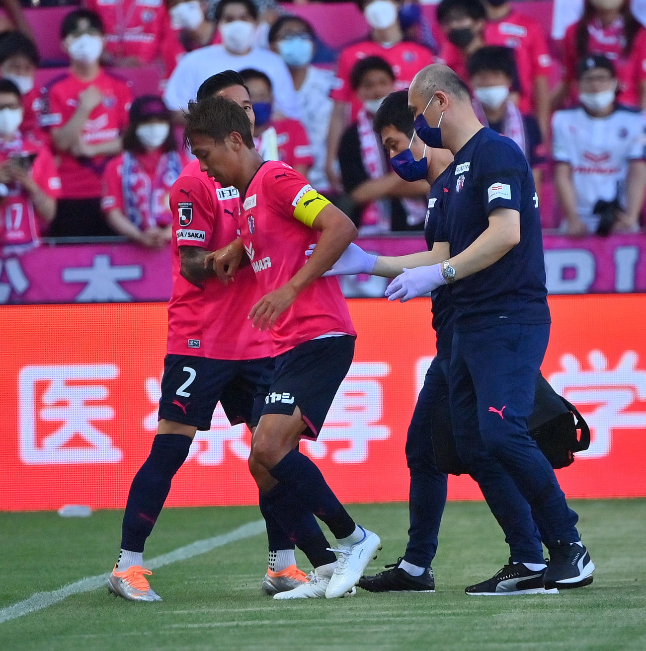 C大阪対清水　前半、負傷退場するC大阪清武（撮影・和賀正仁）