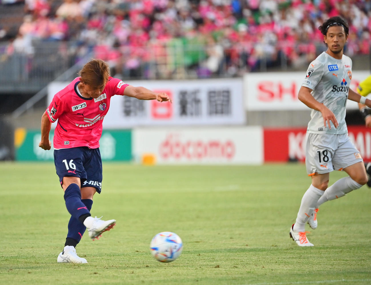 C大阪対清水　前半、シュートを打つC大阪毎熊（撮影・和賀正仁）