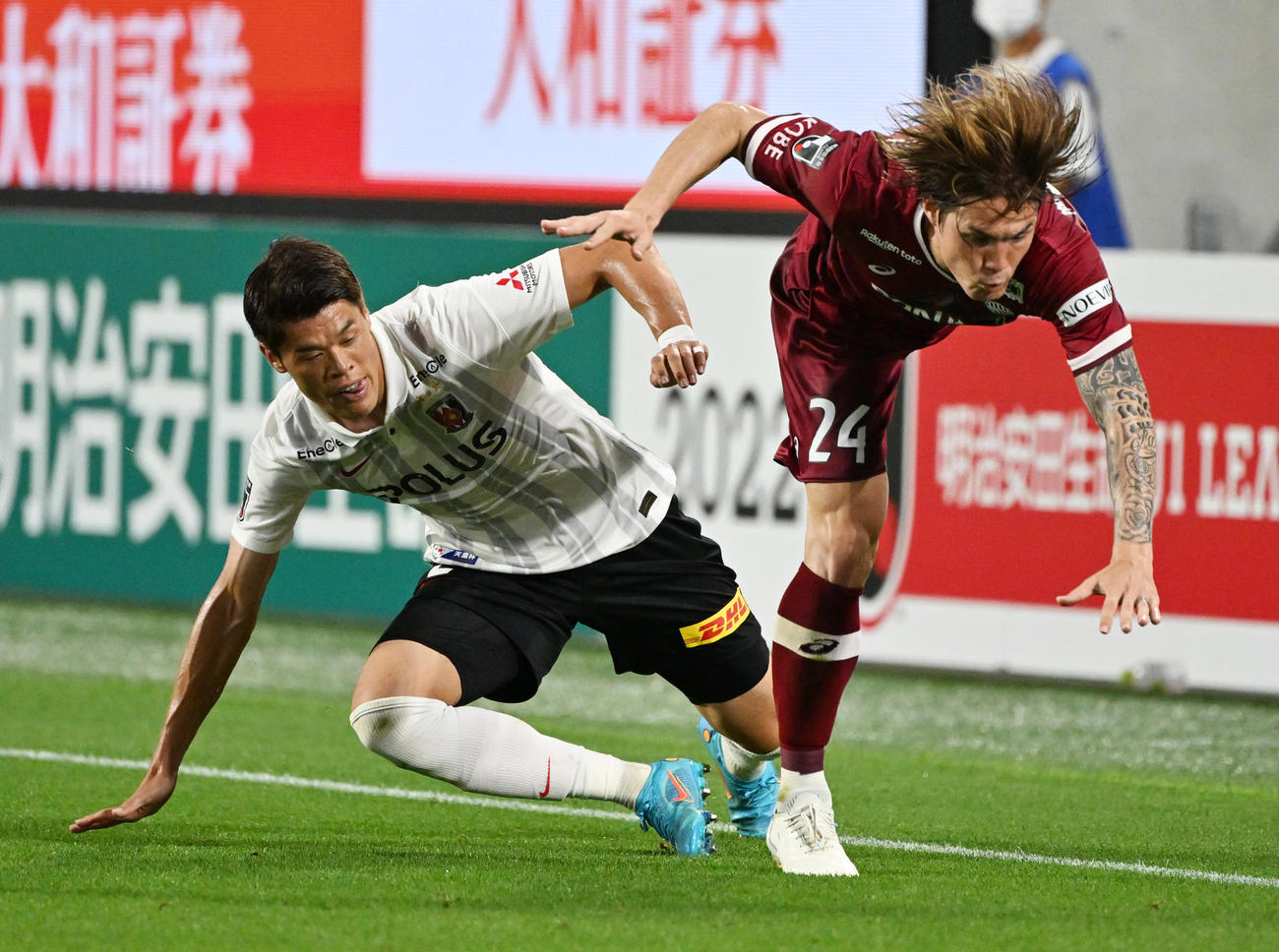 神戸対浦和　後半、競り合いで浦和酒井宏樹（左）を飛び越えバランスを崩す神戸酒井高徳（撮影・清水貴仁）