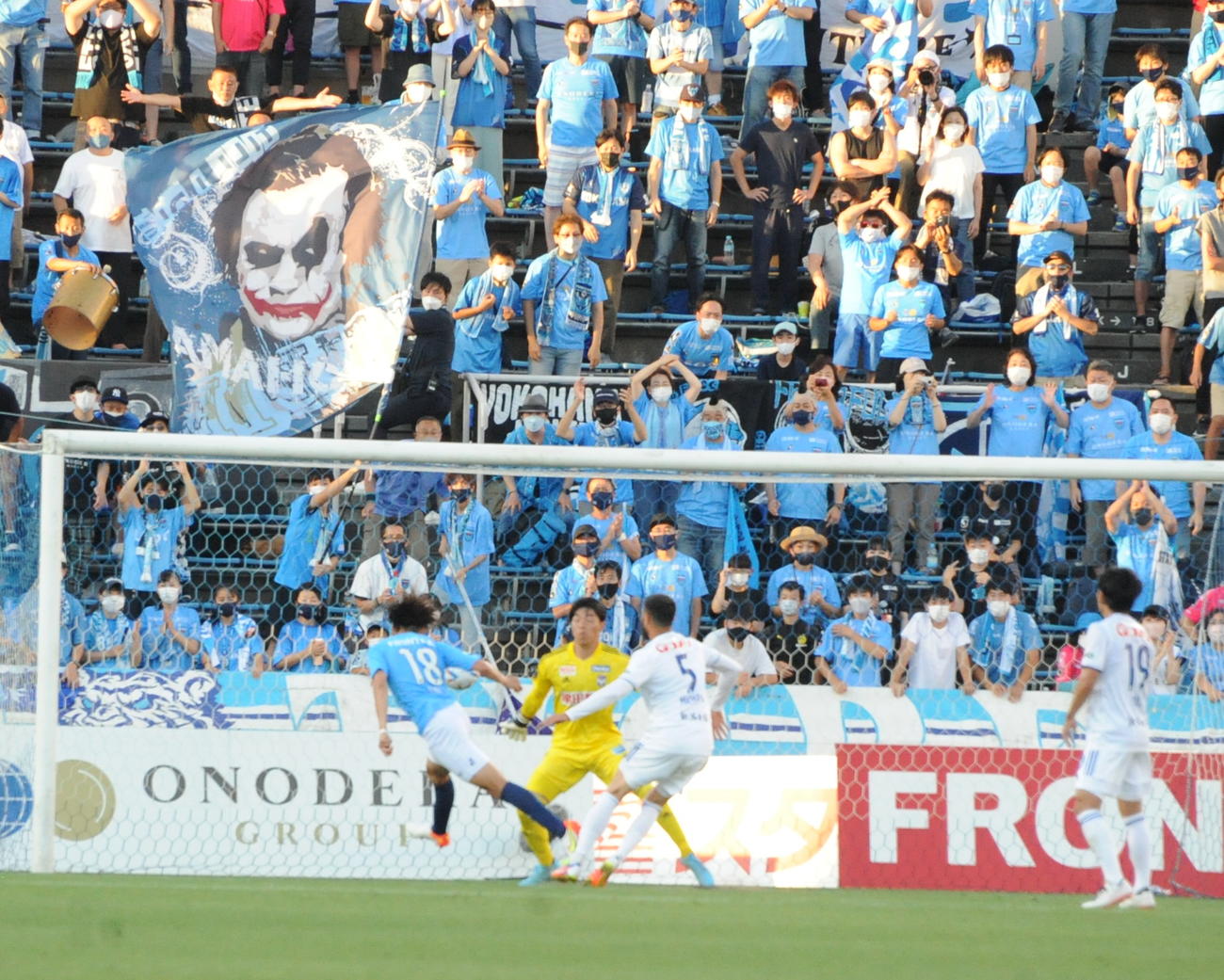 前半19分、横浜FCの小川（左）に先制点を奪われる