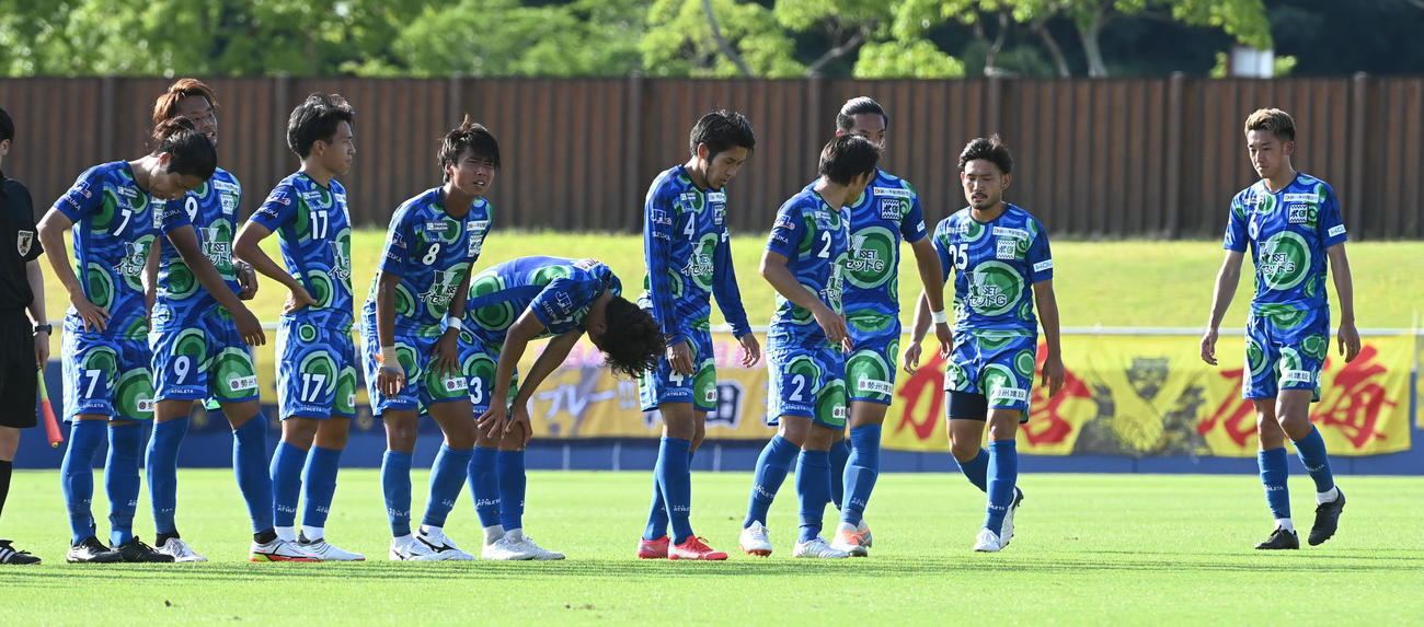 鈴鹿対FC神楽しまね　FC神楽しまねと引き分け、がっくりする鈴鹿イレブン（撮影・前岡正明）