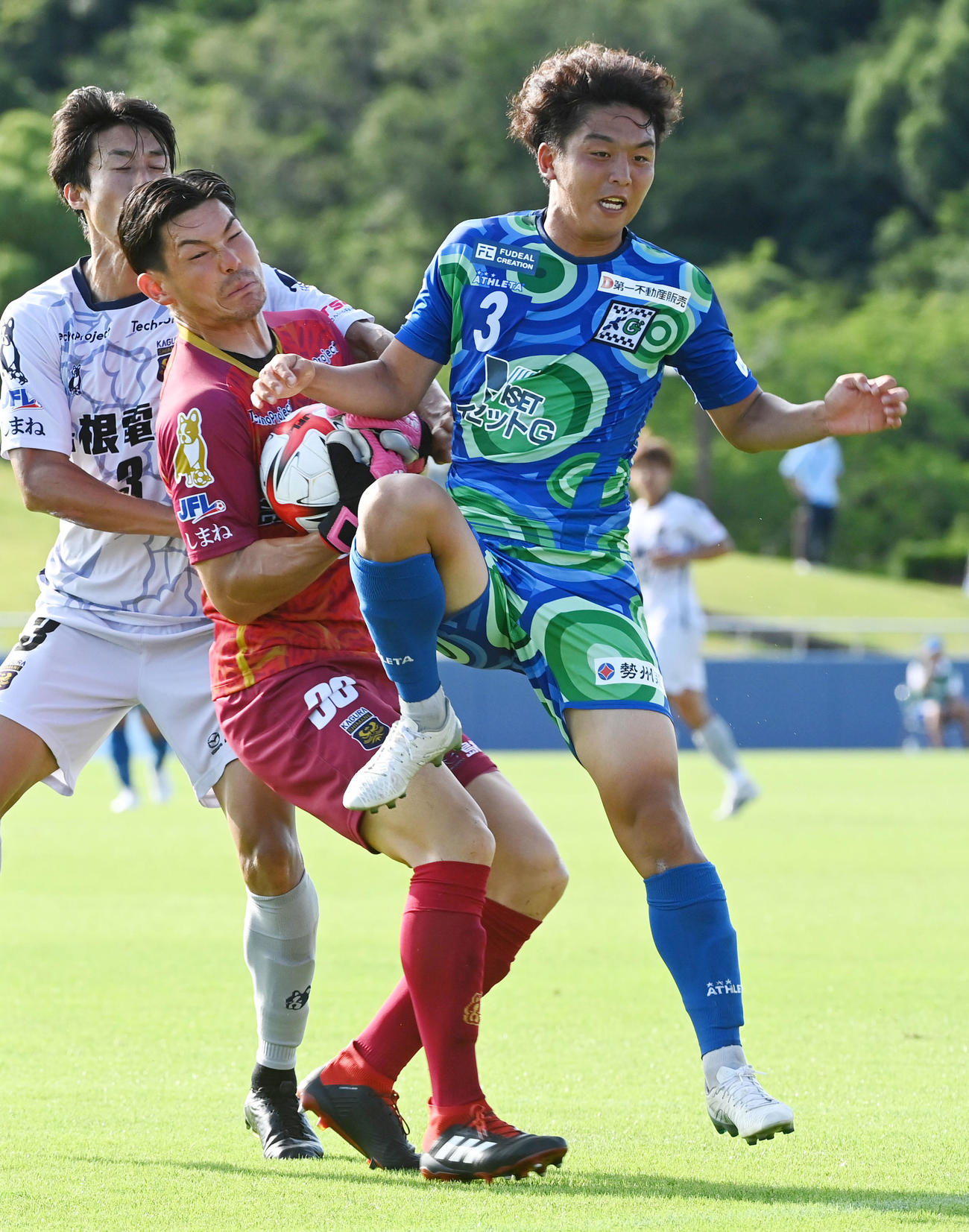 鈴鹿対FC神楽しまね　後半、ゴール前で激しくボールを奪い合うしまね池藤（左）と鈴鹿今井（撮影・前岡正明）