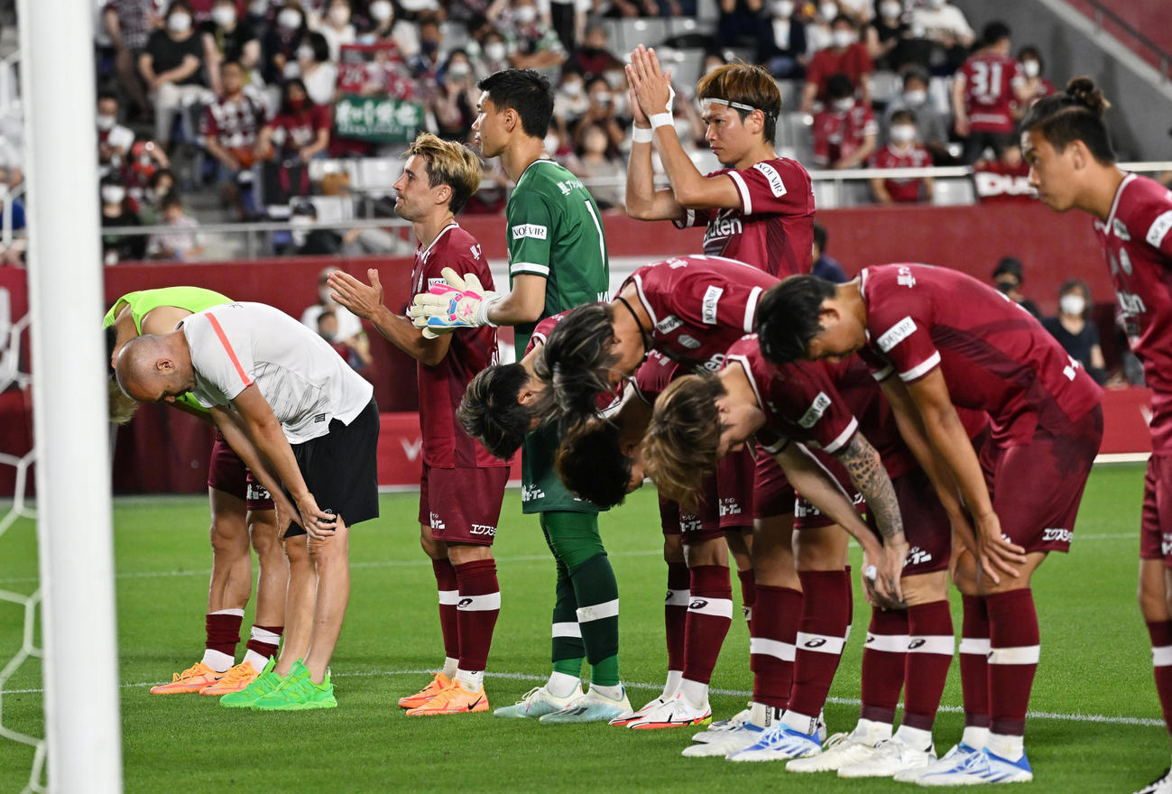 神戸対浦和　試合に敗れサポーターにあいさつする神戸の選手たち（撮影・清水貴仁）