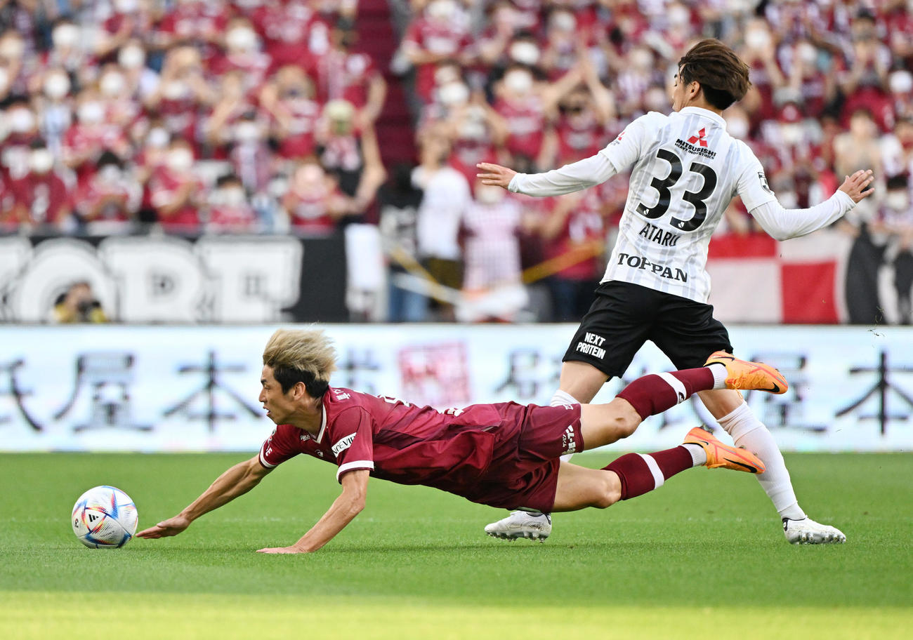 神戸対浦和　前半、ドリブルで前進するも倒れる神戸大迫（左）（撮影・清水貴仁）