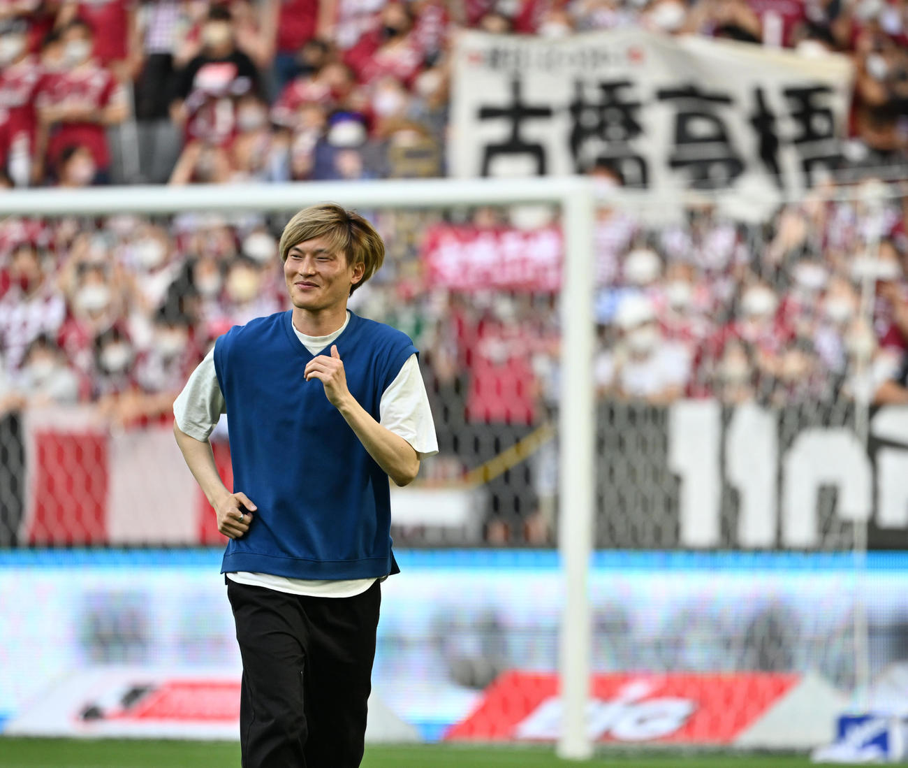 神戸－浦和の試合前に登場し、サポーターにあいさつする元神戸で日本代表の古橋（撮影・清水貴仁）