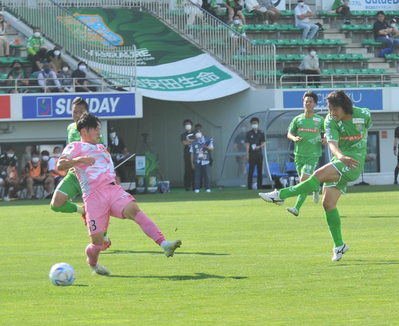 後半44分、決勝ゴールを放つ八戸MF佐藤（右）（撮影・佐藤究）