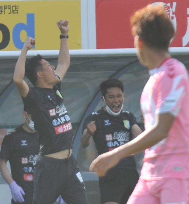 試合終了の瞬間、志垣新監督（左）は、両手を突き上げて喜ぶ