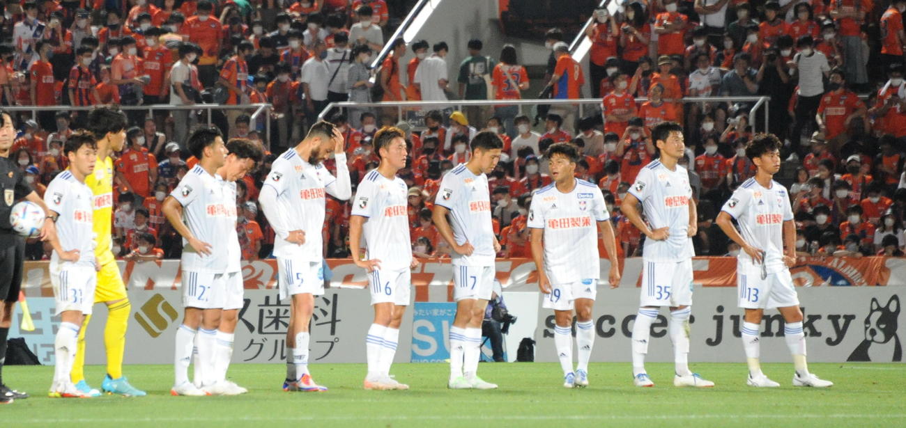 横浜FCに敗れ、肩を落とす新潟イレブン