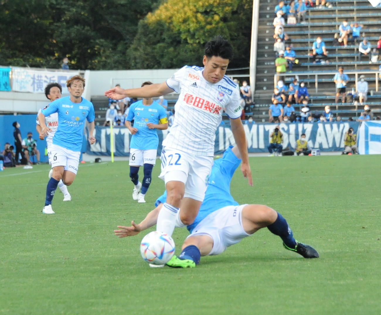 右サイドからドリブル突破を仕掛ける松田
