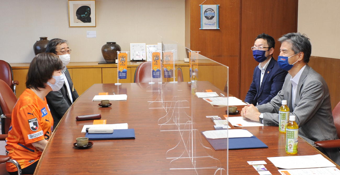 締結式を終えて会談する染谷島田市長（手前左）と清水エスパルスの山室社長（手前右）　