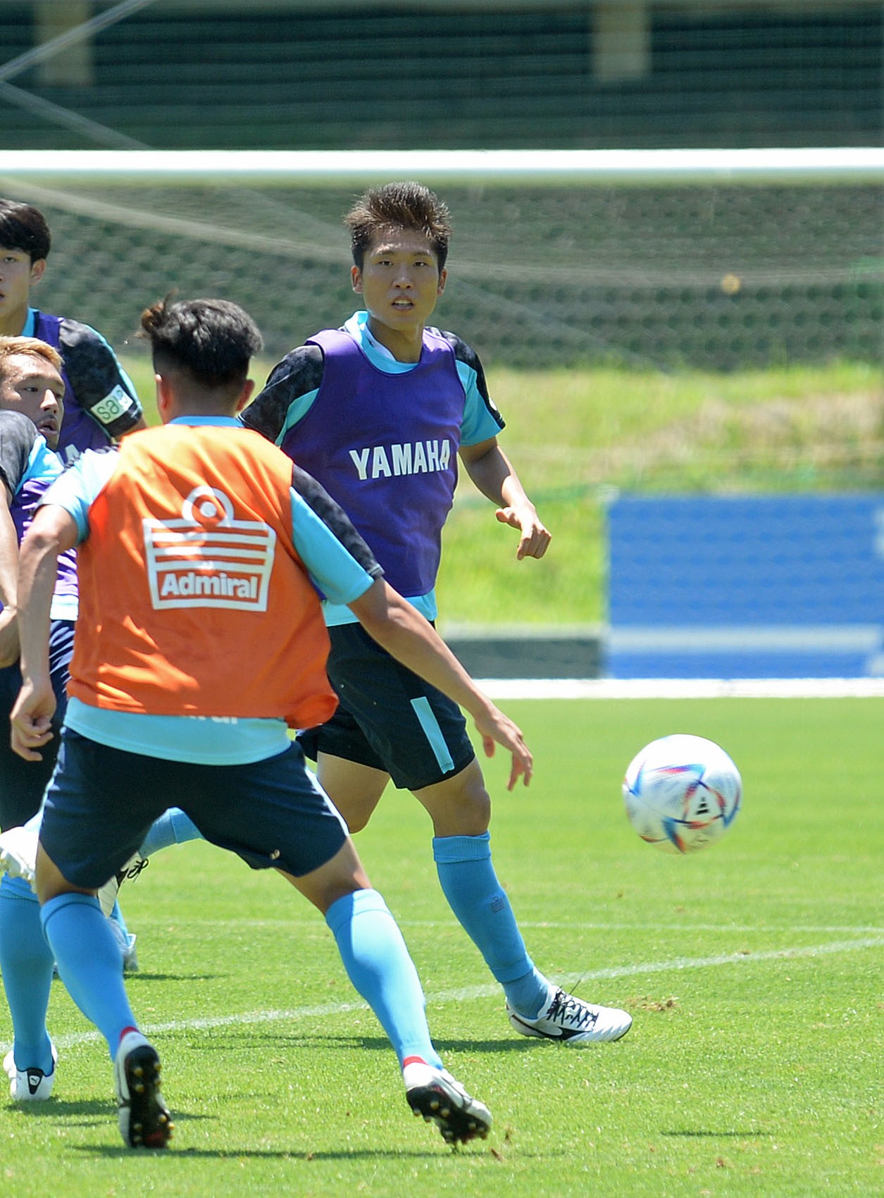先発定着へアピールを続ける磐田鹿沼（右）