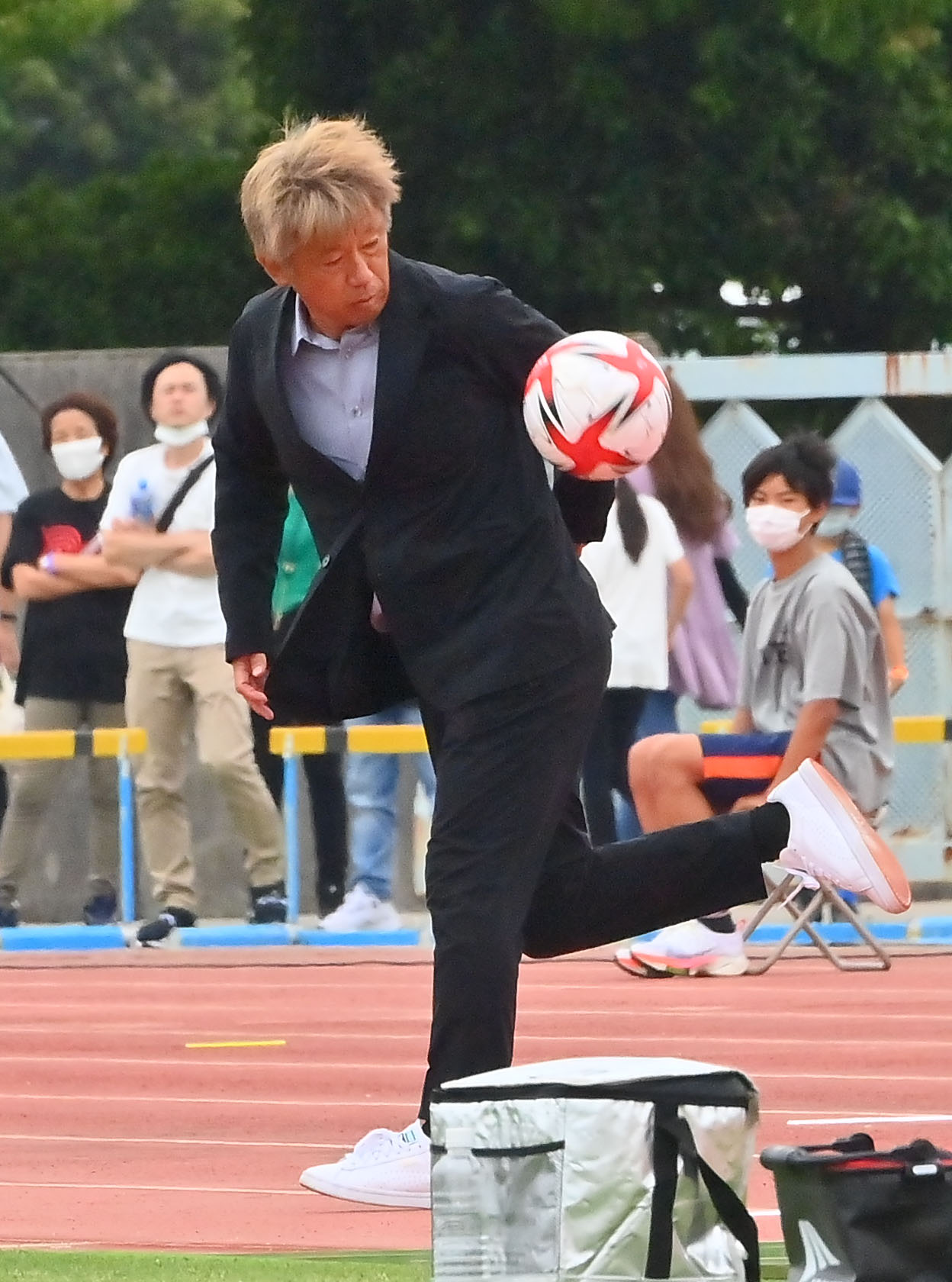 ピッチを出たボールを華麗にキックする鈴鹿三浦泰年監督（22年6月5日撮影）