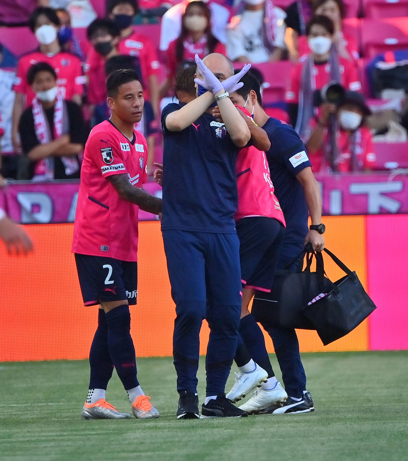 6月26日、×のサインが出され、負傷退場するC大阪清武弘嗣
