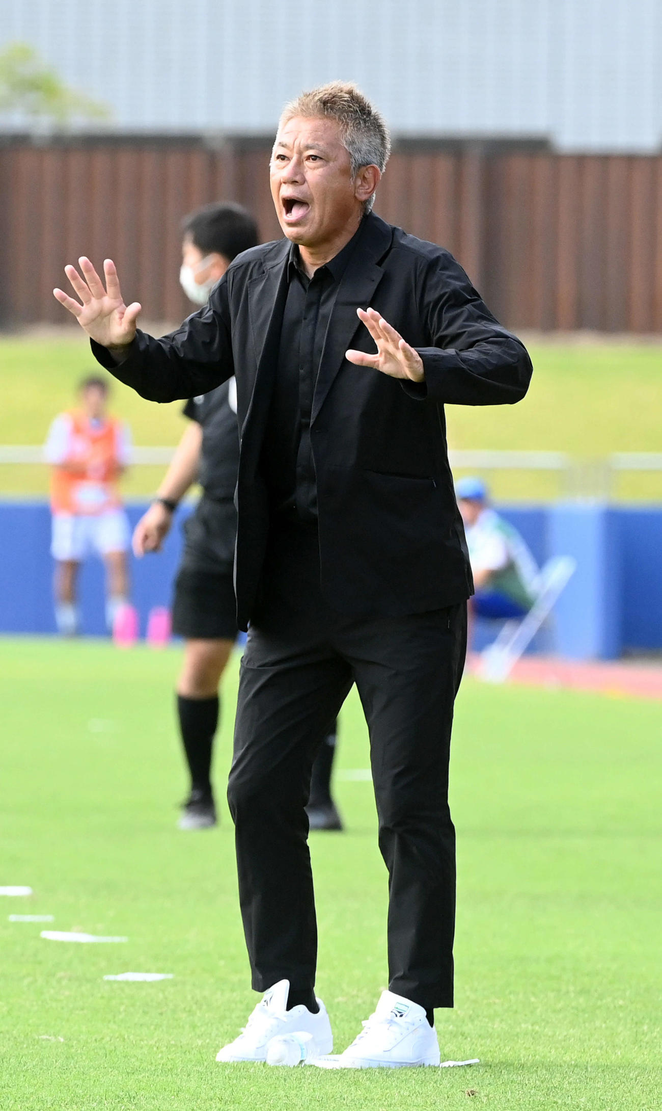 26日、FC神楽しまね戦で指揮する鈴鹿三浦泰年監督