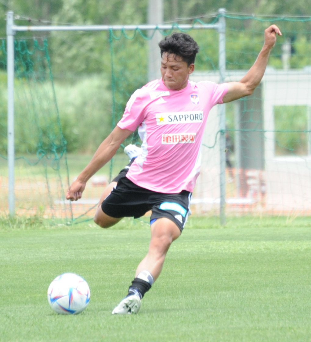 居残り練習でシュートを放つシマブク・カズヨシ（2022年6月28日撮影）
