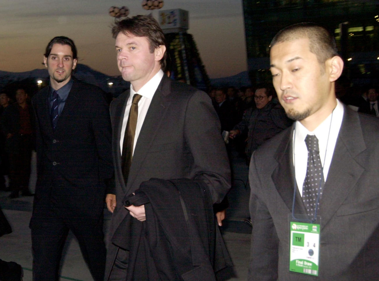 01年12月、W杯日韓大会の抽選会場に入るトルシエ監督（右から2人目）。右は山下氏