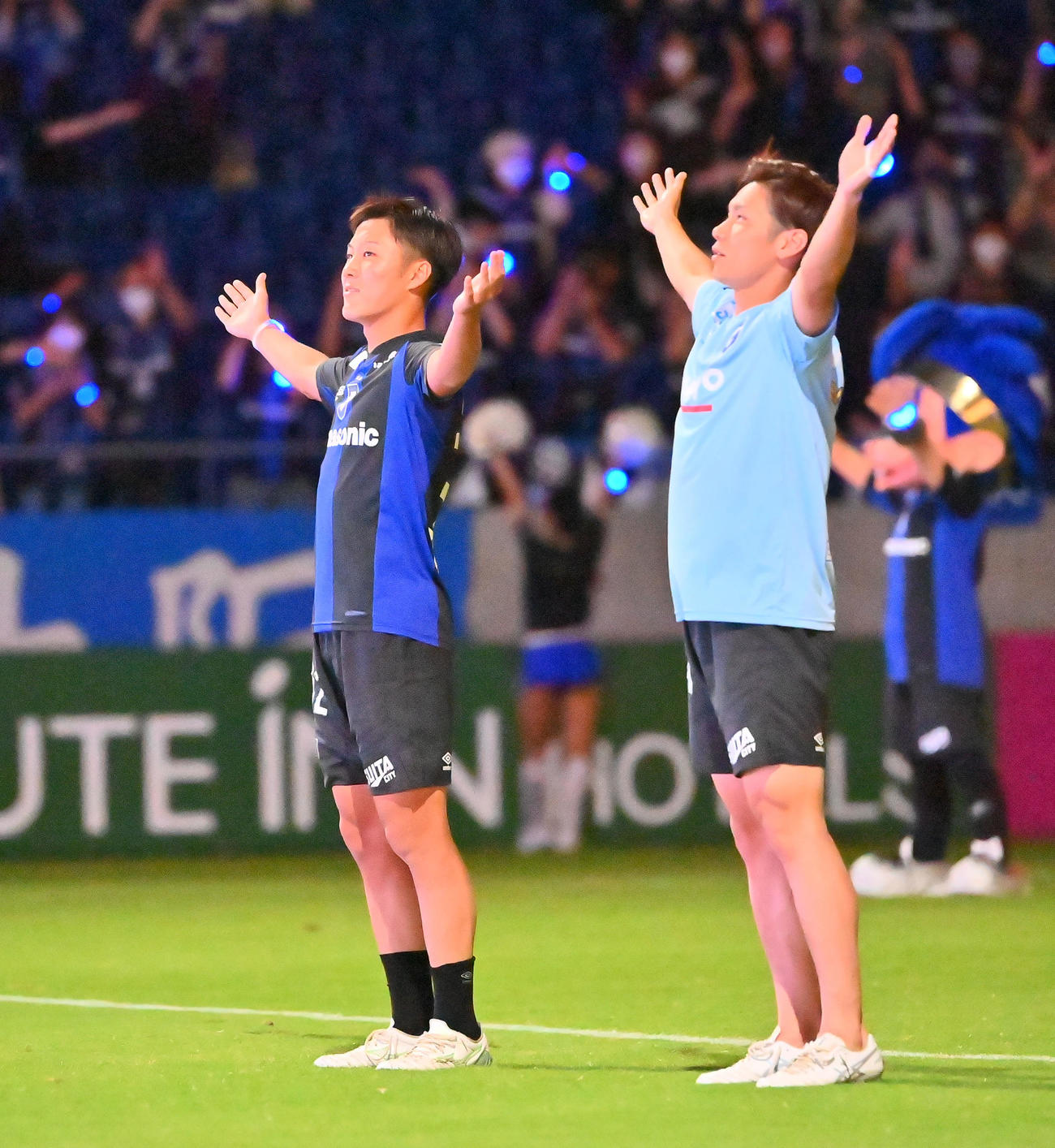 G大阪対広島　試合後、サポーターにの拍手に応えるG大阪坂本（左）と黒川（撮影・和賀正仁）