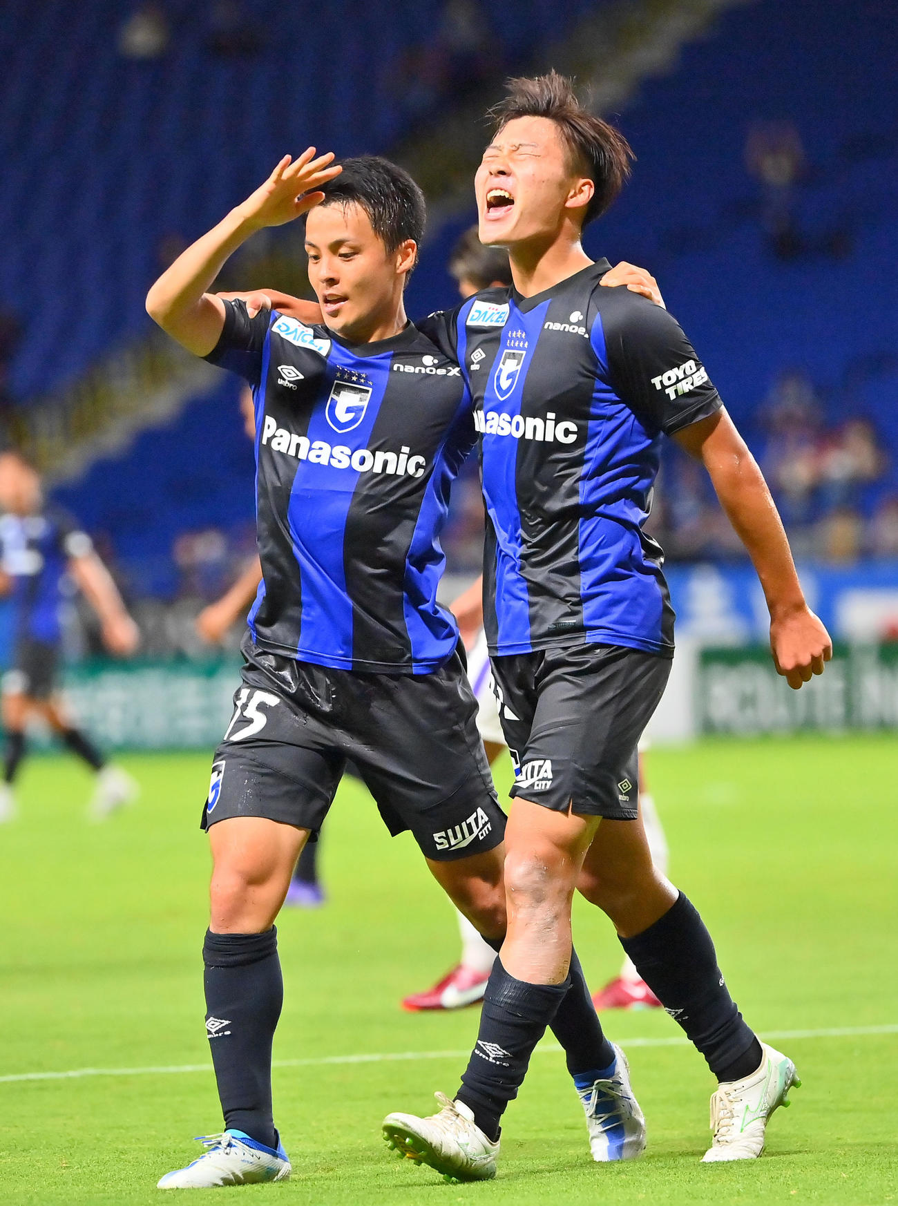 G大阪対広島　前半、スライディングしながらゴールを決めたG大阪坂本一彩は雄たけびをあける（撮影・和賀正仁）